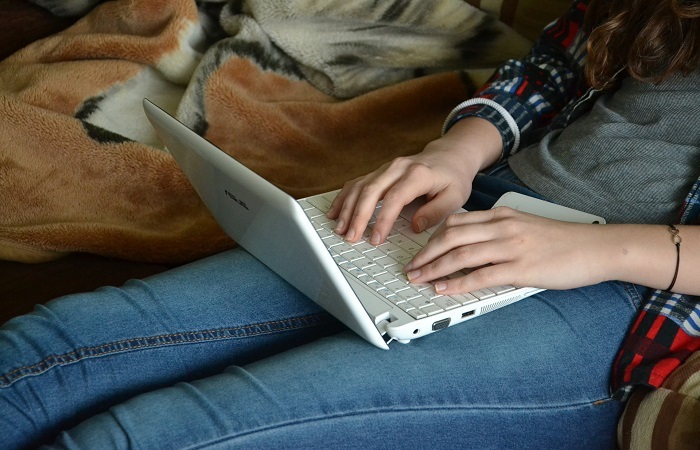 Una mujer utilizando un portátil.