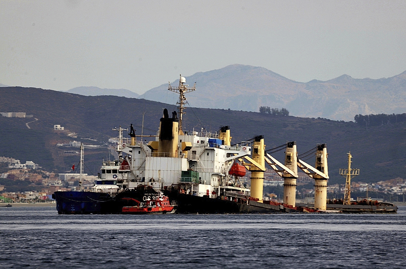 El buque granelero OS35, semihundido en la Bahía de Algeciras, mientras se vaciaban sus tanques de combustible esta semana.