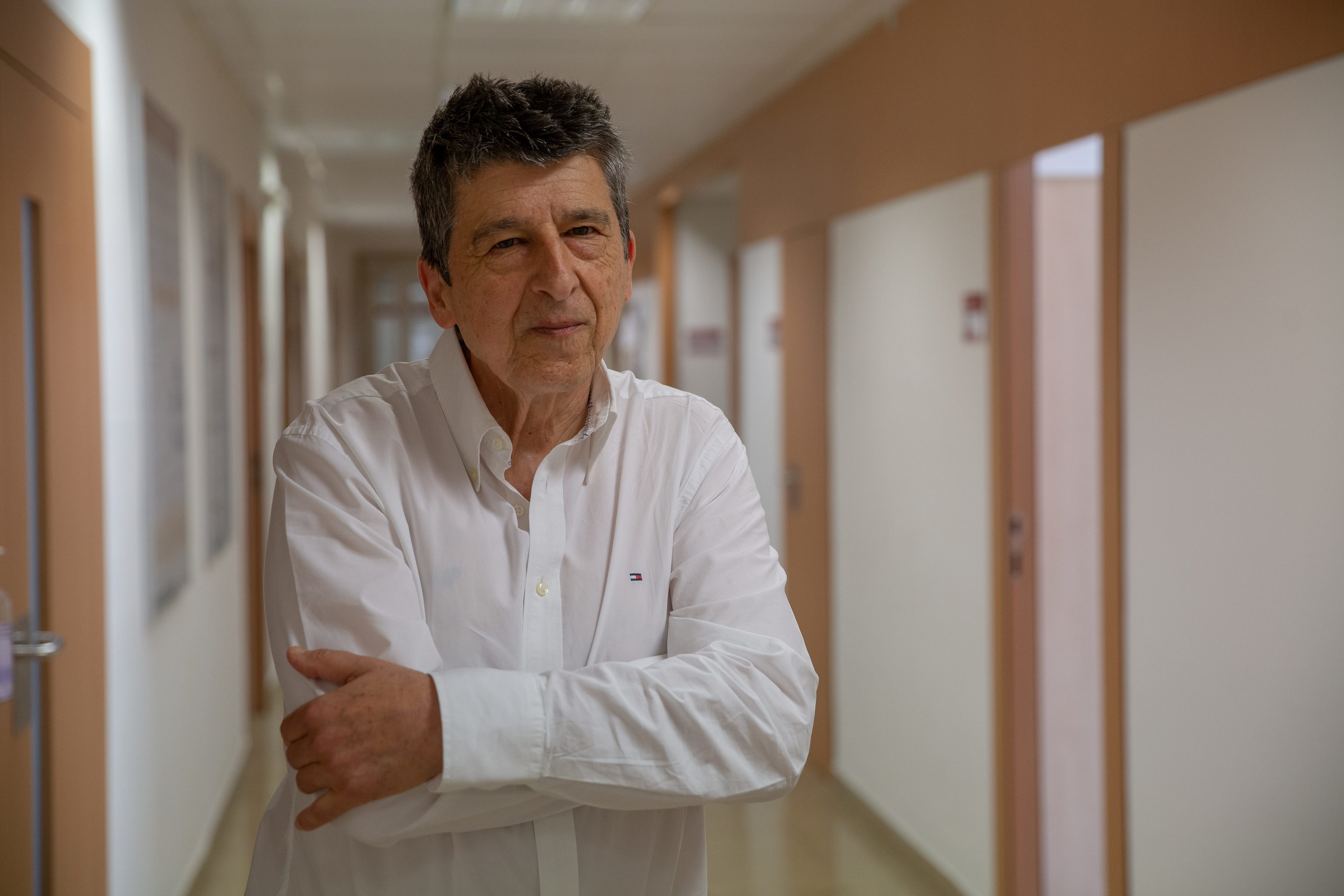 Luis Colomer, de 68 aos, en uno de los pasillos de la Clnica Universidad de Navarra donde acude a recibir su tratamiento an en ensayo.