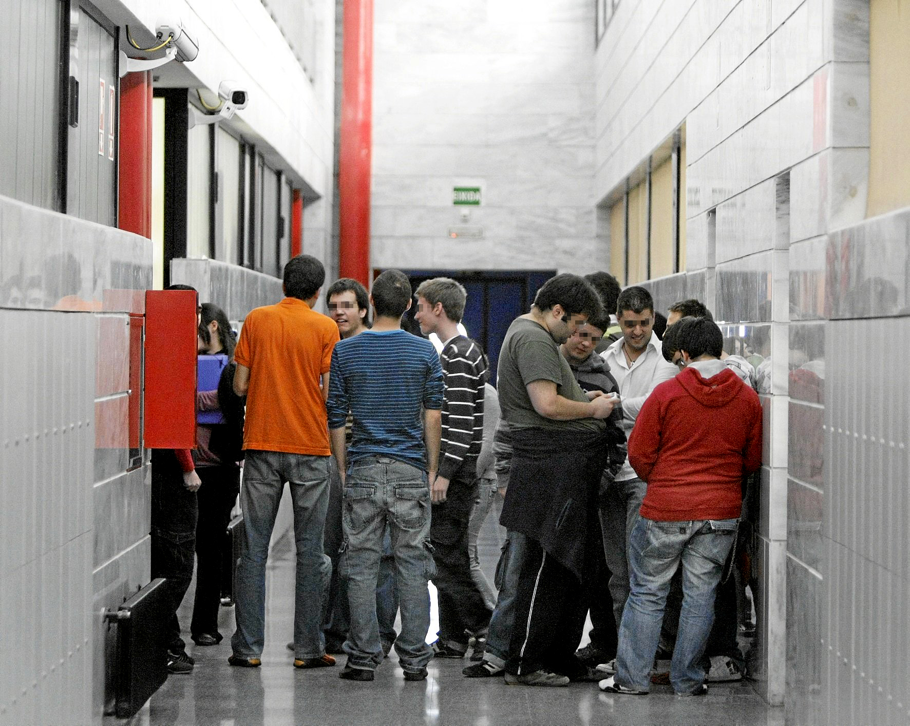 Alumnos durante el descanso en un instituto público de Valencia.