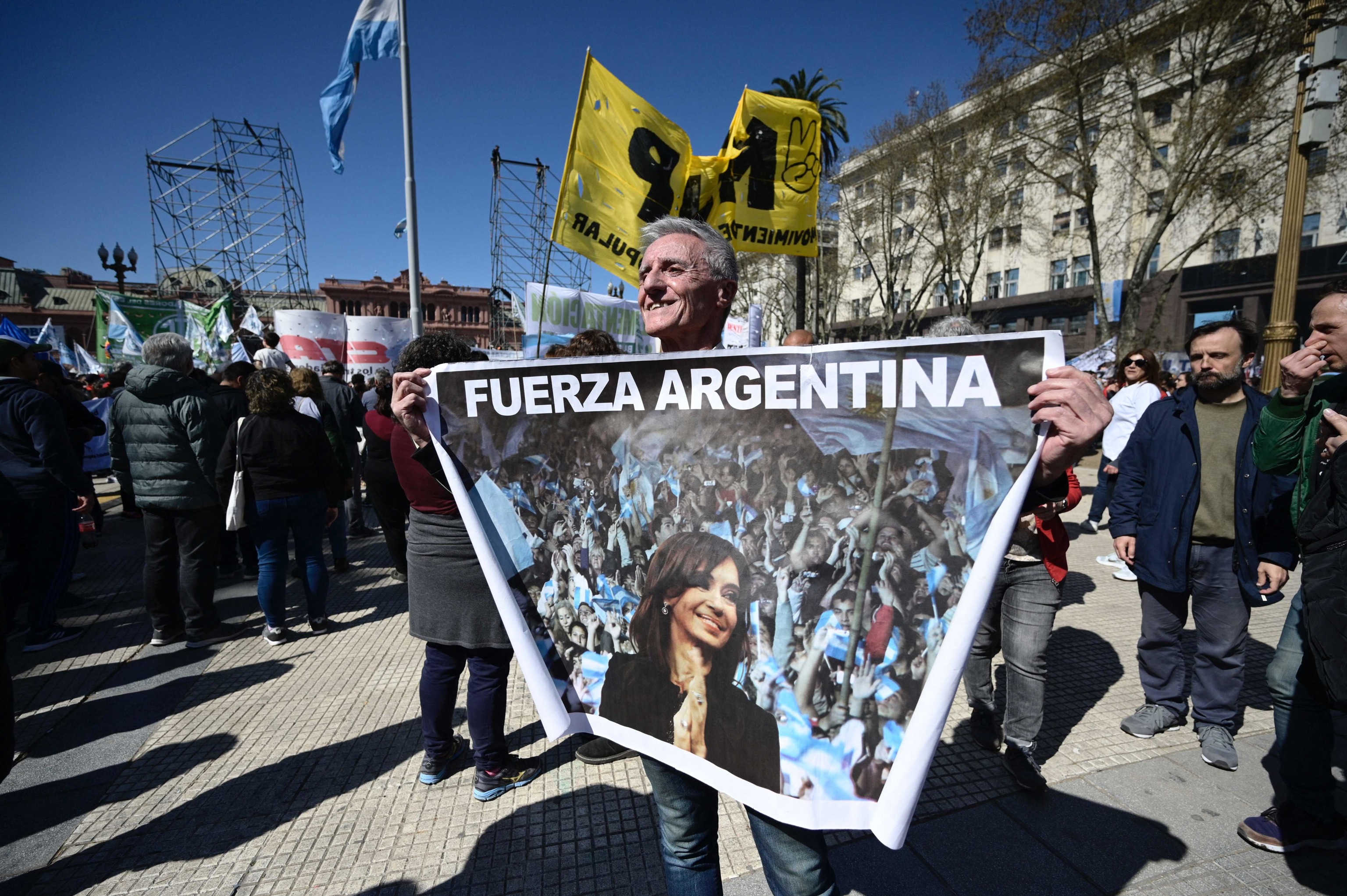 Partidarios de Cristina F. de Kirchner hoy en Buenos Aires.