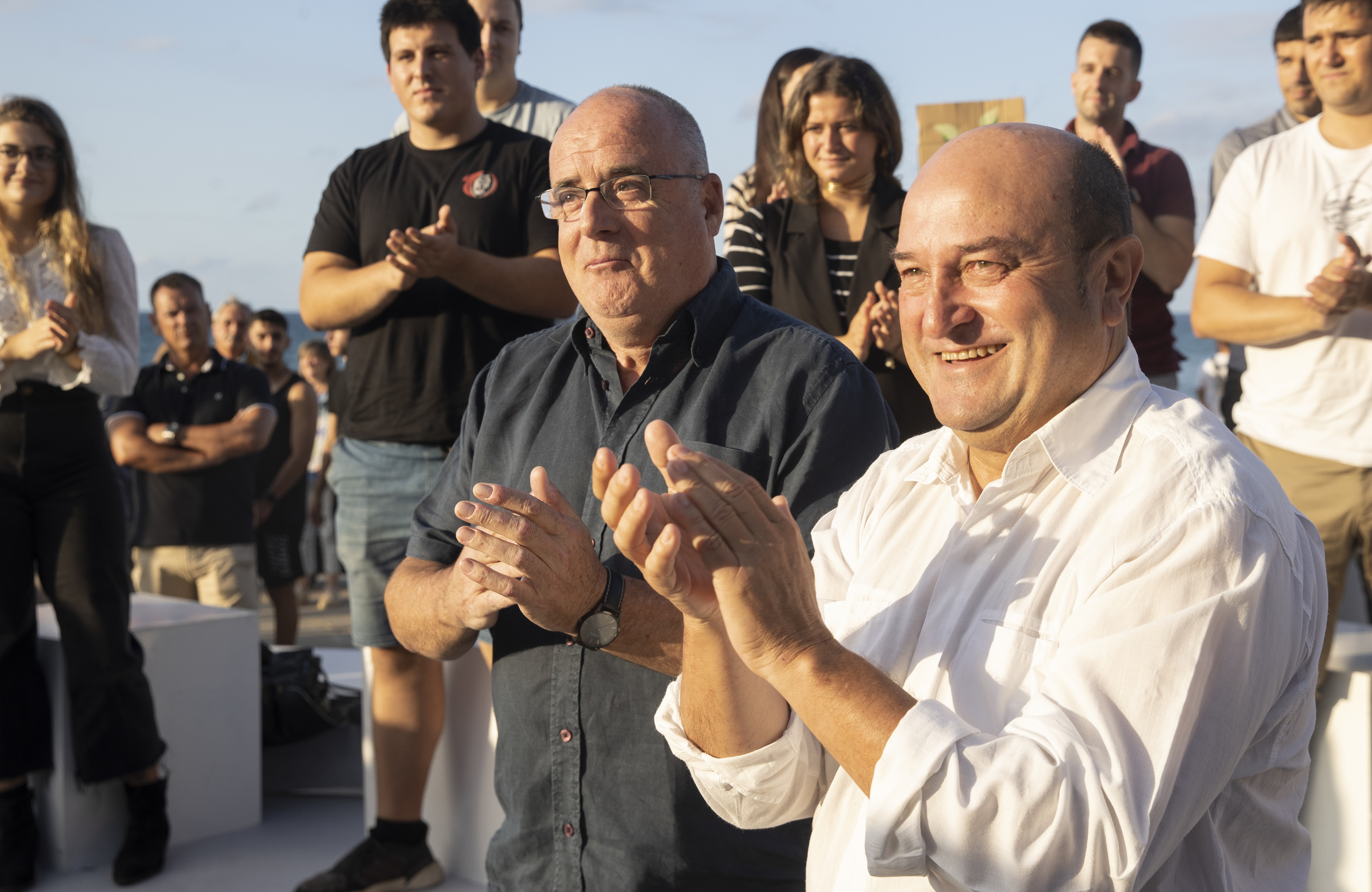 Andoni Ortuzar sonre en el malecn de Zarautz antes de intervenir en el acto de apertura del curso poltico del PNV acompaado por Joseba Egibar.