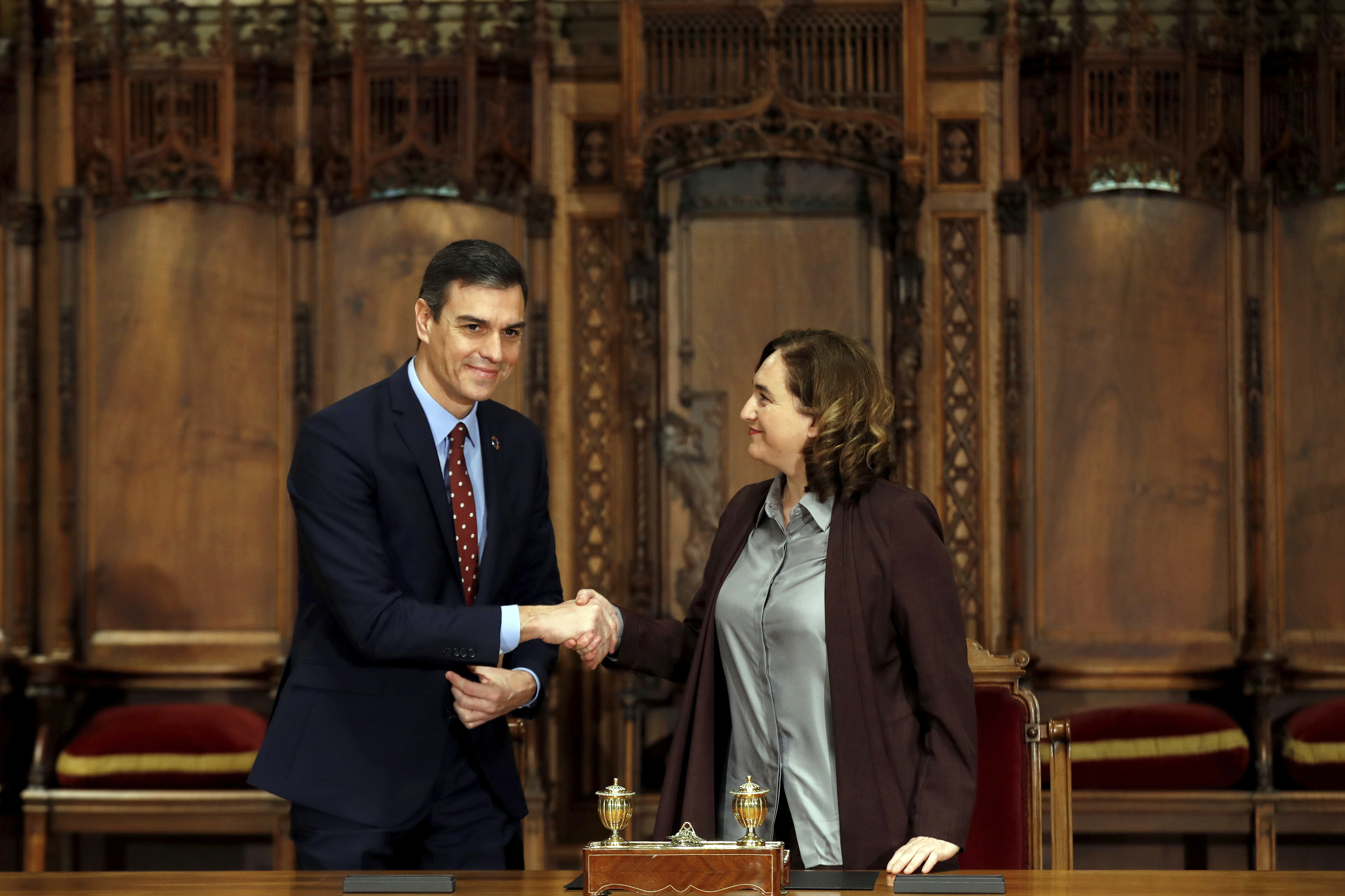 Pedro Sánchez, con la alcaldesa de Barcelona, Ada Colau.
