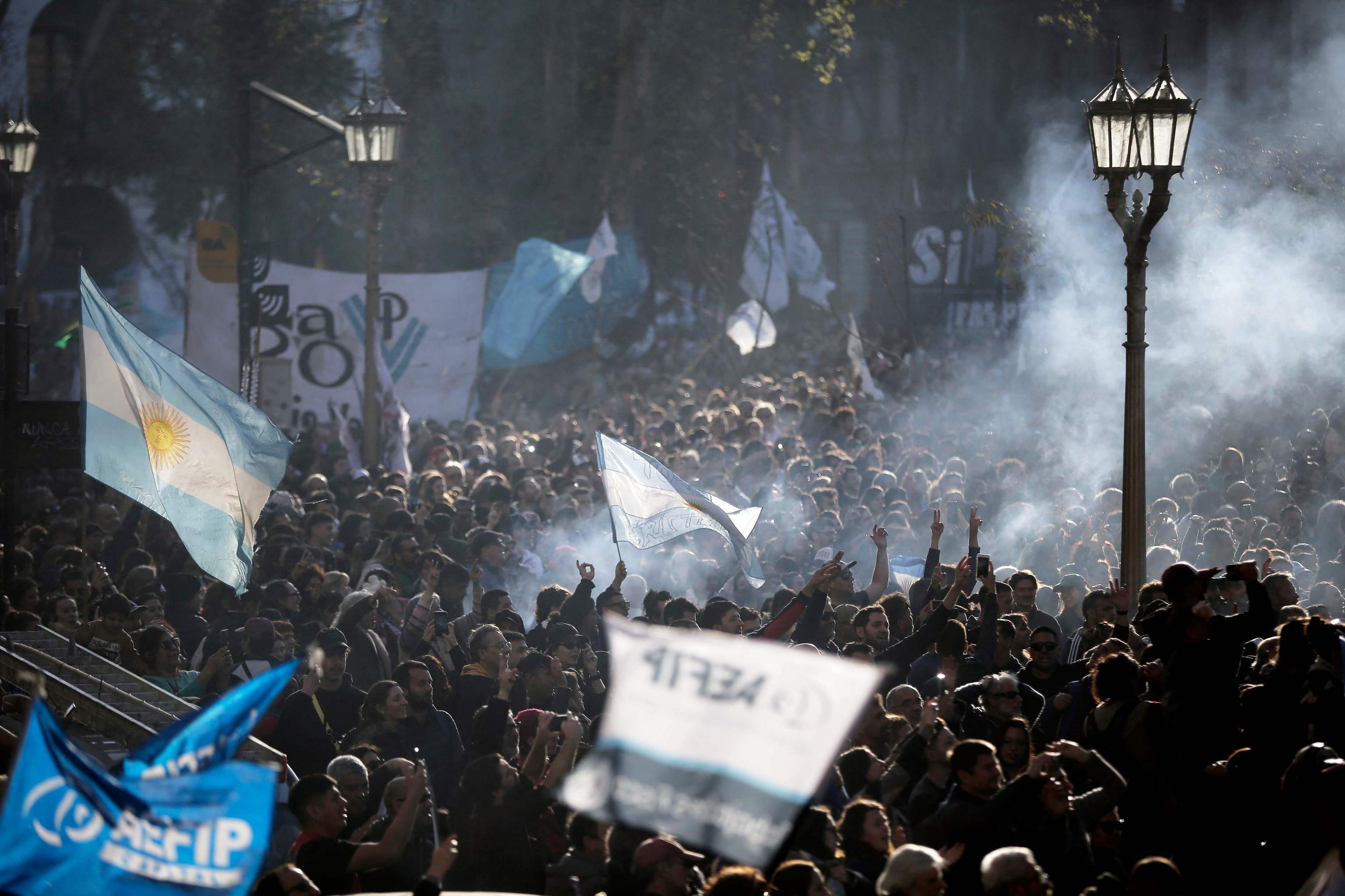 El peronismo se echa a la calle contra el intento de asesinato a Cristina Kirchner y Alberto Fernández culpa a la oposición y a los medios