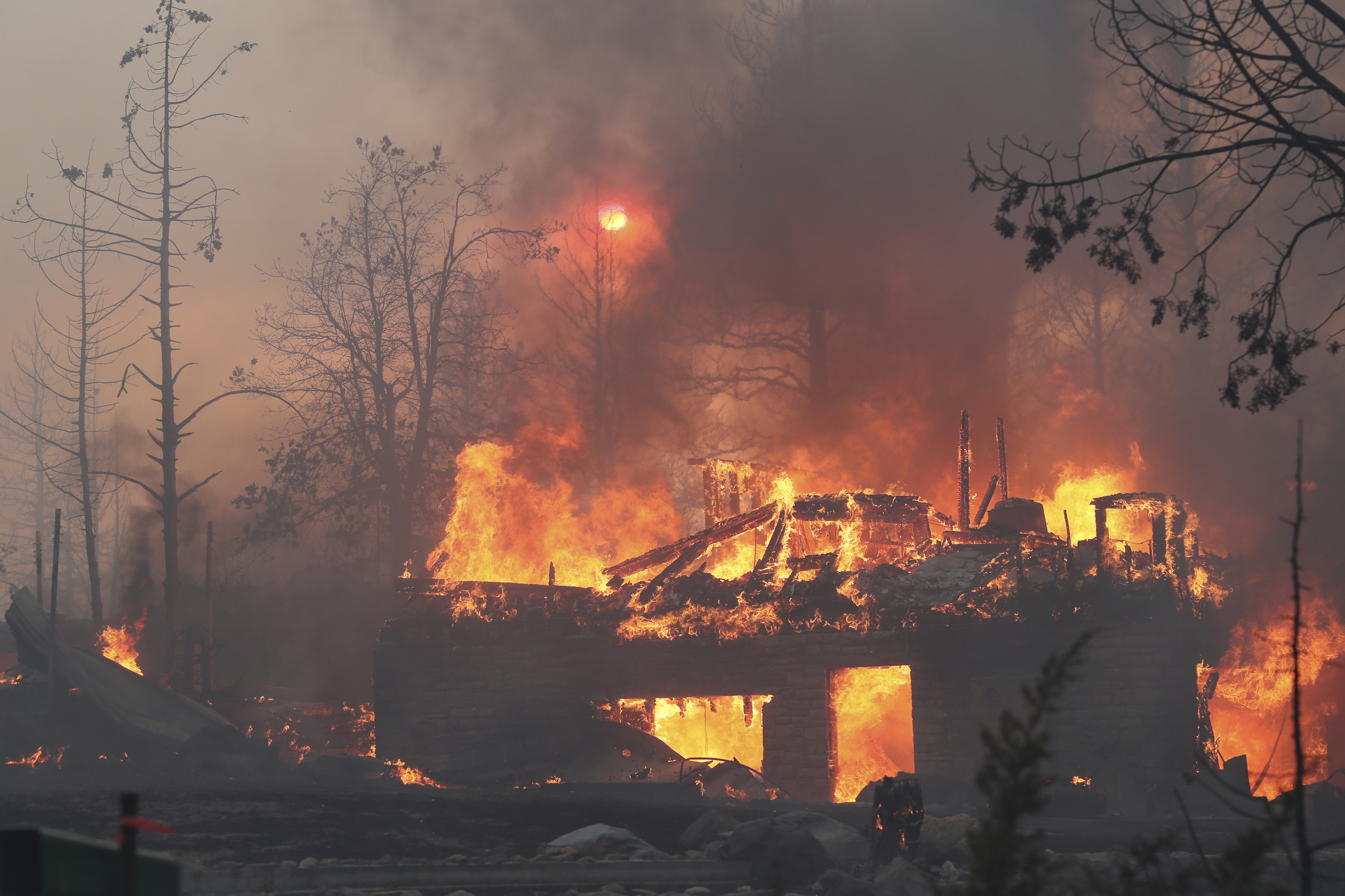 Miles de desplazados en California por un incendio: «Inmediata amenaza a la vida. Evacúen ahora mismo»