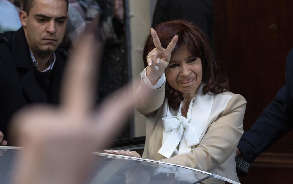 Cristina Kirchner  agradece el apoyo a sus seguidores en su primera aparicin en Buenos Aires tras el intento de asesinato.