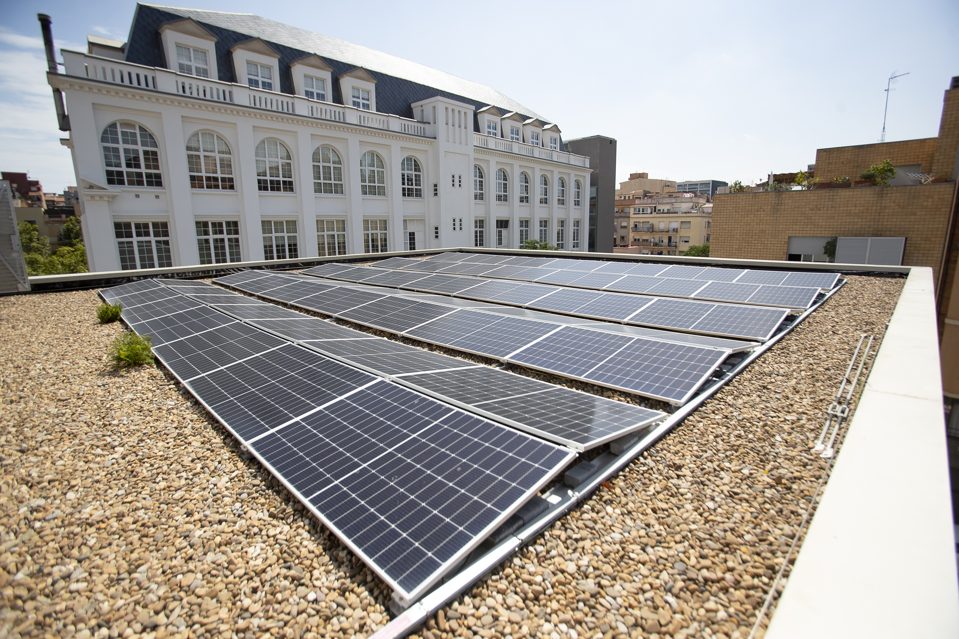 Paneles solares en la azotea del instituto Quatre Cantons.