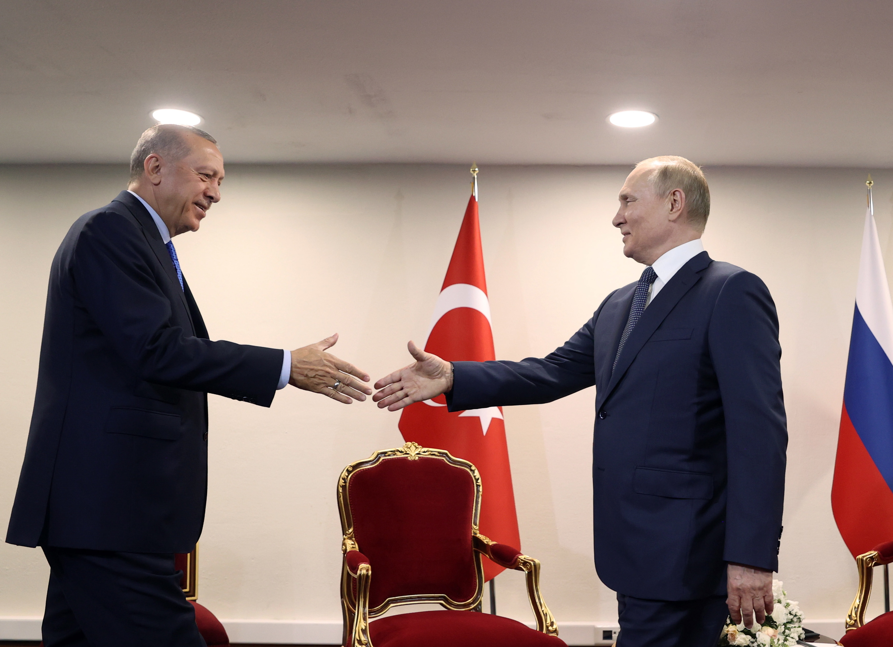Erdogan estrecha la mano de Putin durante un encuentro entre ambos.