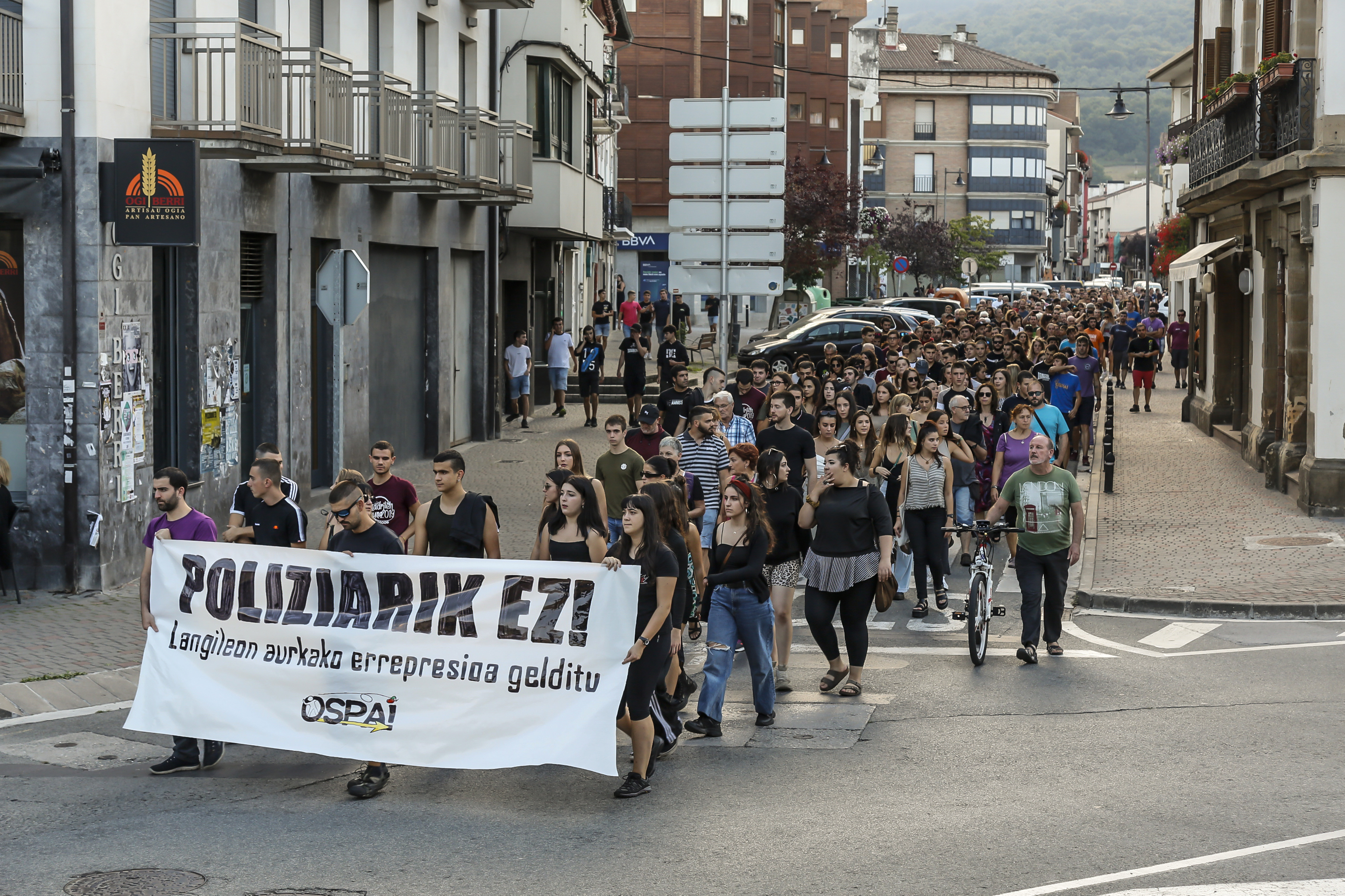 Manifestacin contra la presencia de la Guardia Civil en Alsasua en la jornada del Ospa Eguna.