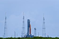 El cohete SLS de la misión Artemisa, en su rampa de lanzamiento.