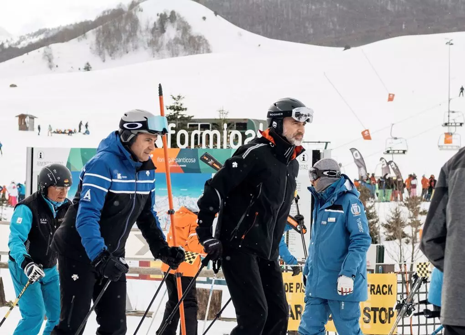 Felipe VI esquiando en el Pirineo aragons (Formigal) con Eduardo Roldn, tercero por la izquerda
