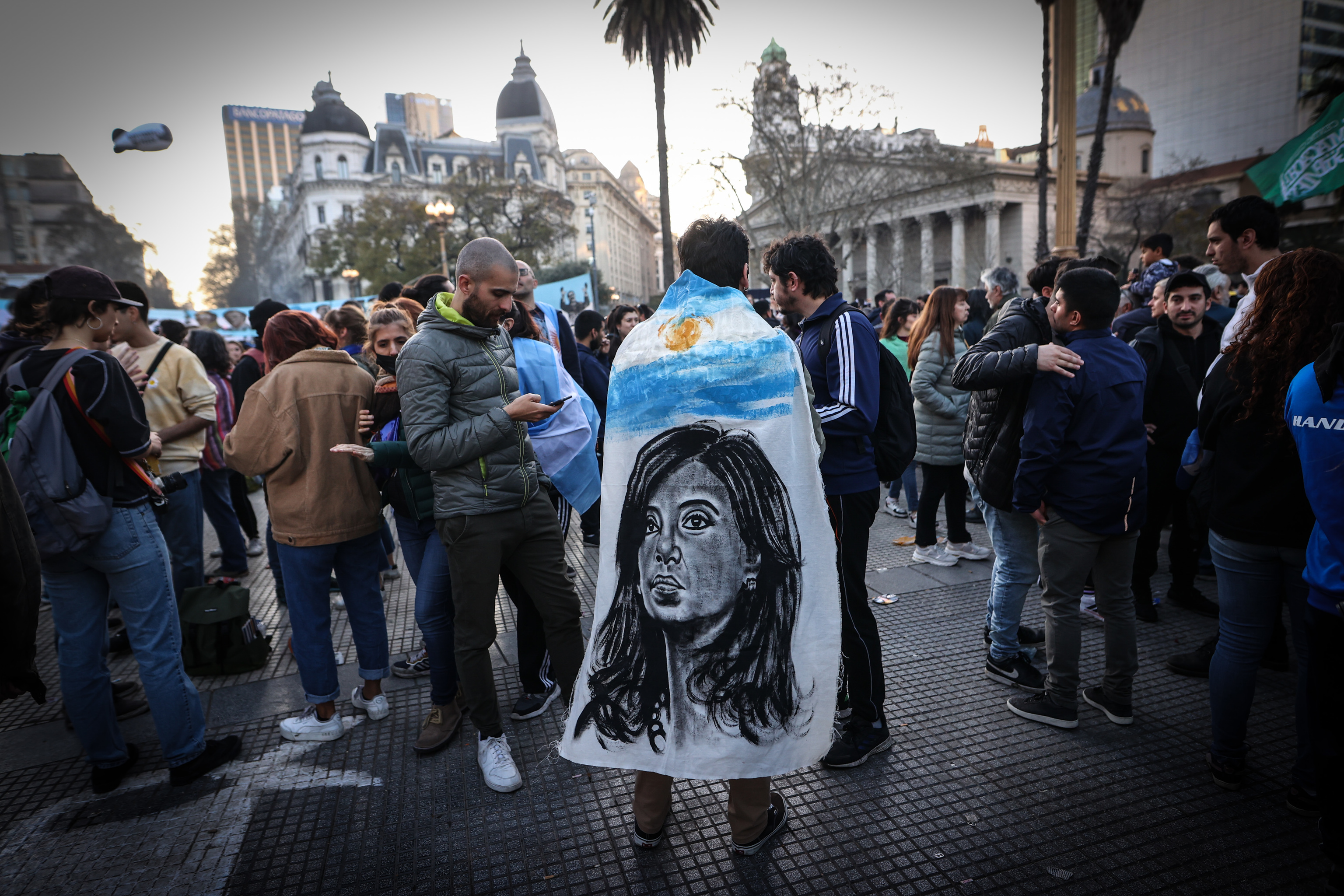 Manifestación en apoyo de Kirchner tras el atentado.