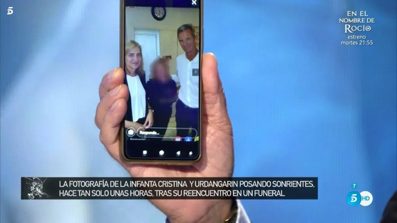 Captura de Telecinco en la que aparecen la infanta Cristina  y Urdangarin  posando con una persona an