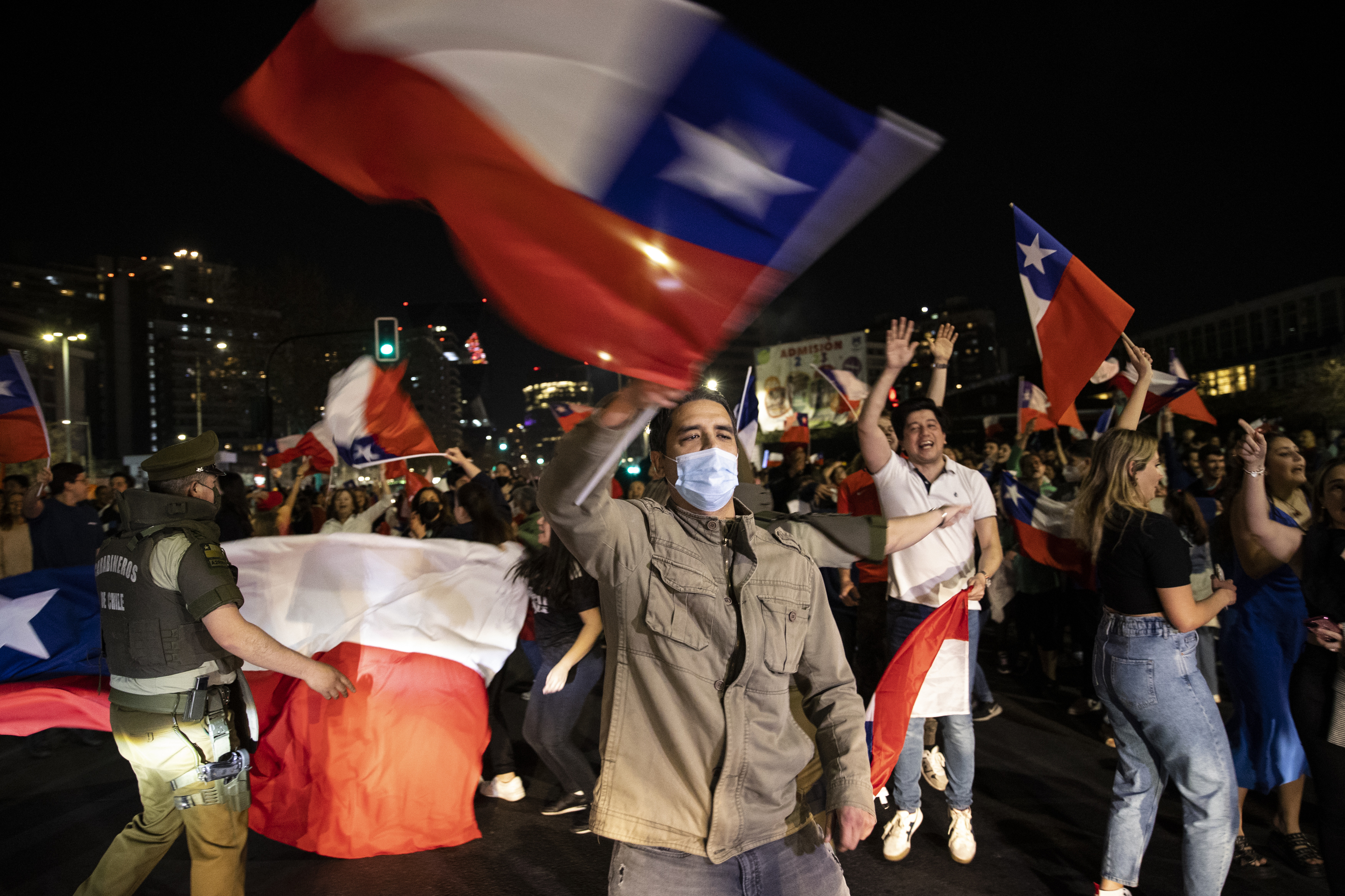 Personas celebran el "rechazo" en el referndum de Chile.
