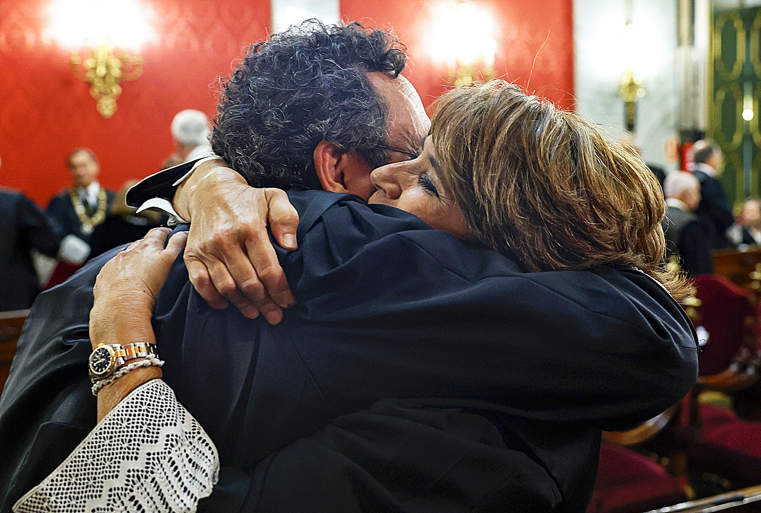 lvaro Garca Ortiz abraza a Dolores Delgado en la toma de posesin de su cargo.