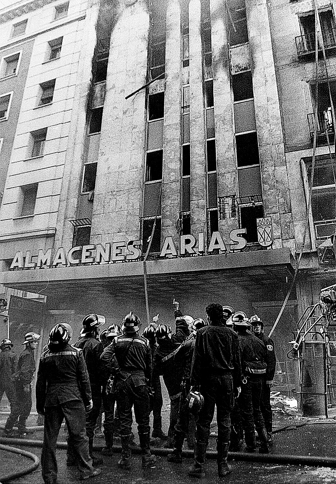 Varios bomberos frente al edificio de Almacenes Arias en septiembre de 1987.