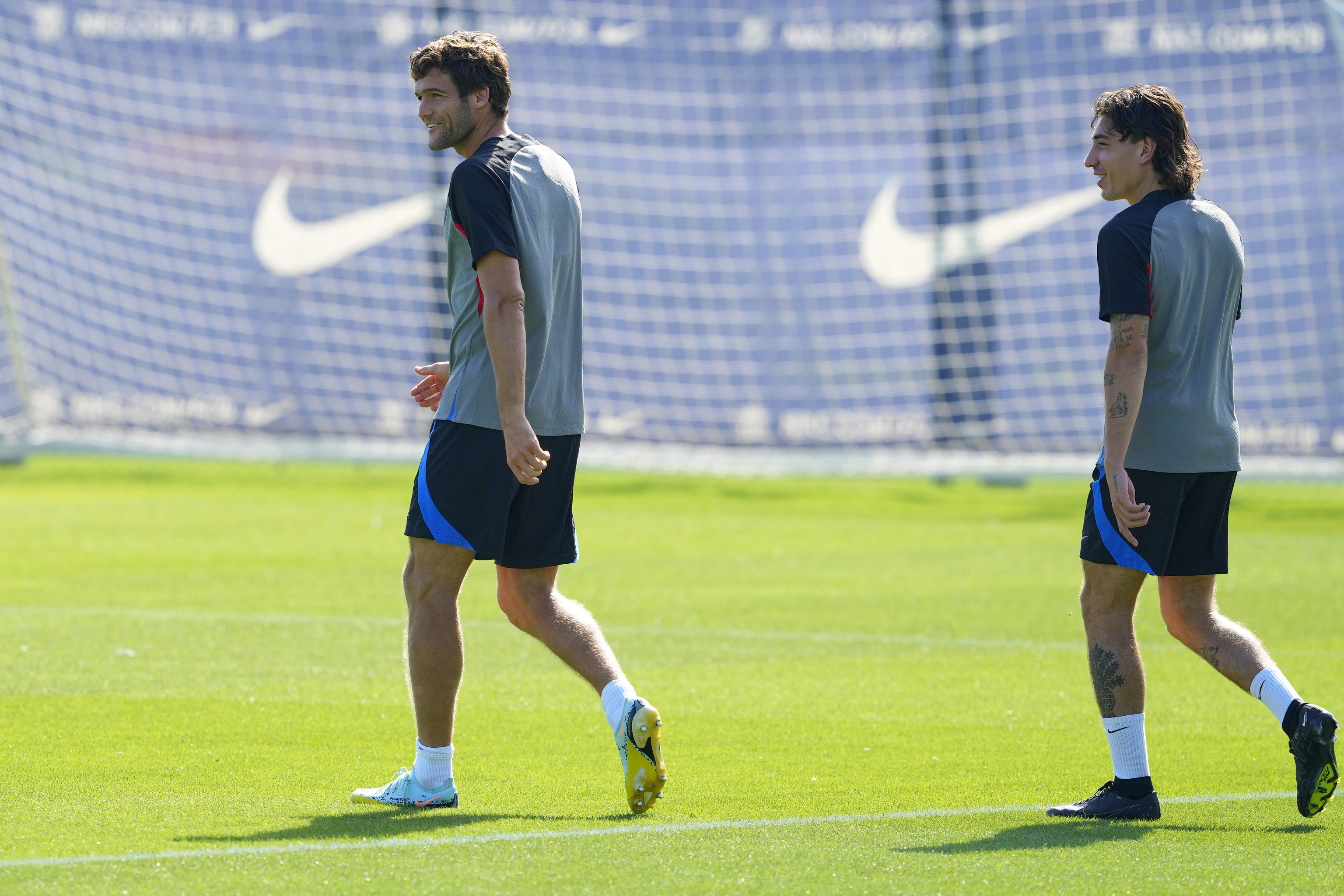 Marcos Alonso y Héctor Bellerín, durante su entrenamiento con el Barça