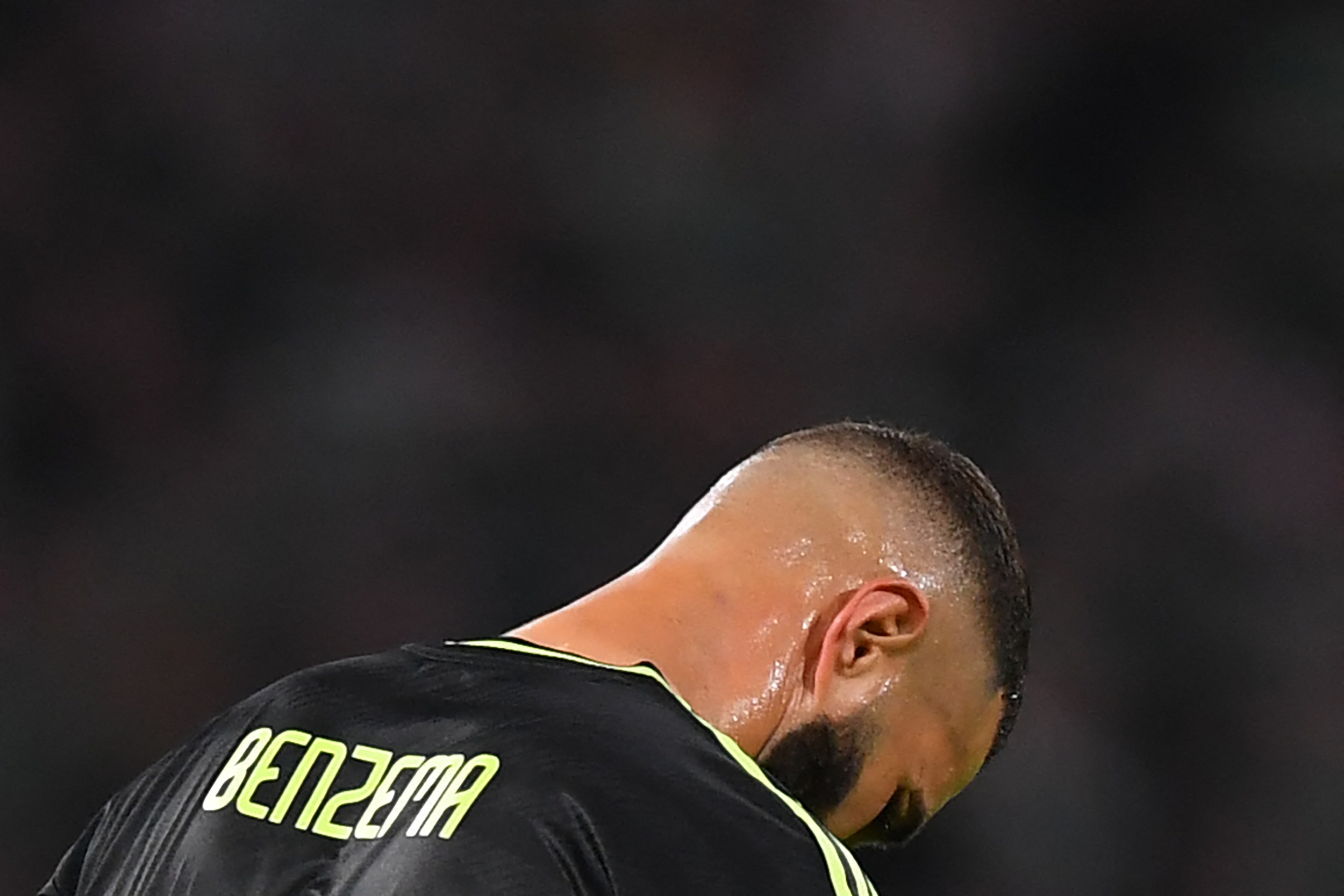 Benzema se lamenta tras sufrir la lesin.