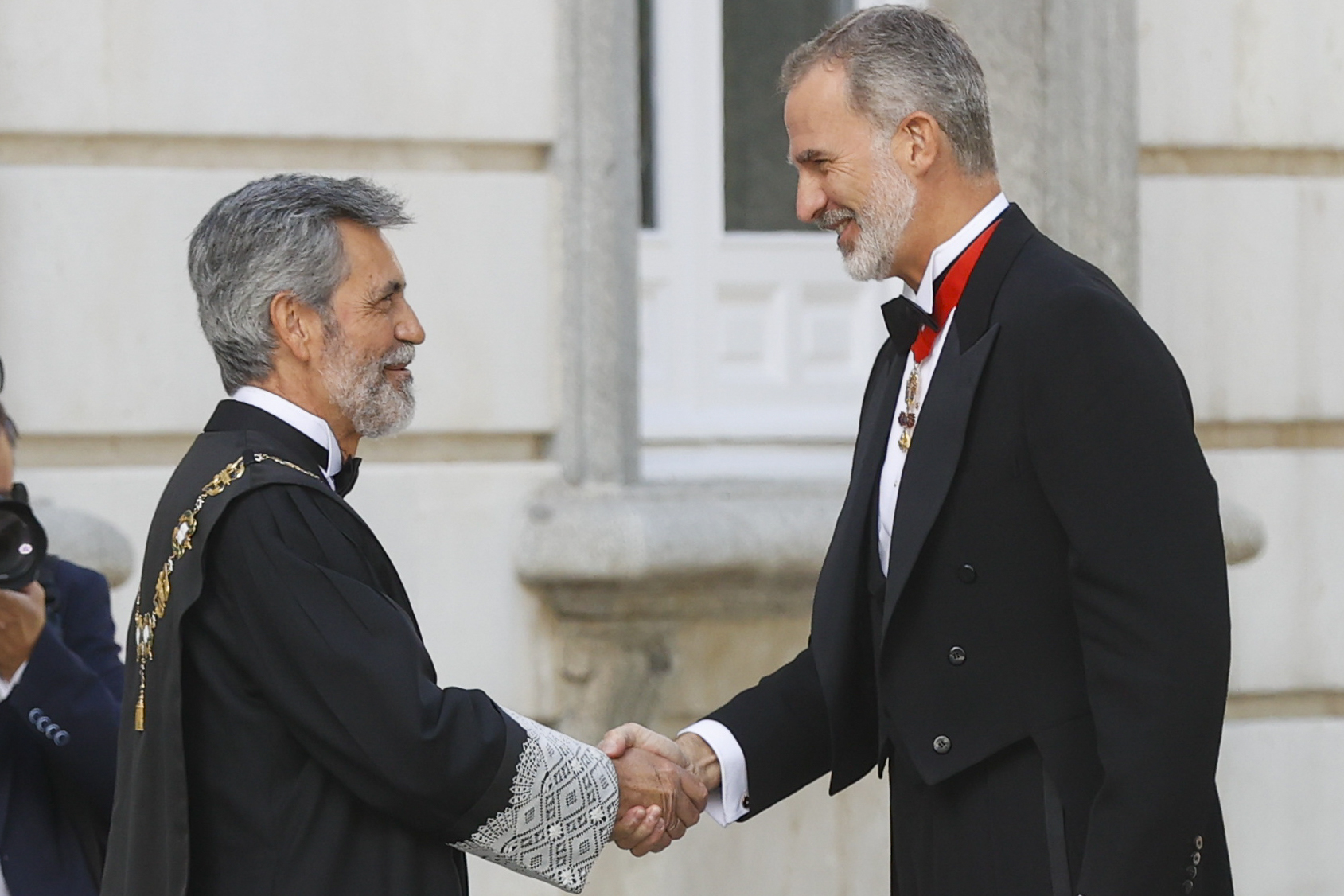 El rey Felipe saluda al presidente del Tribunal Supremo, Carlos  Lesmes, a su llegada al acto de apertura del Ao Judicial 2022/2023.