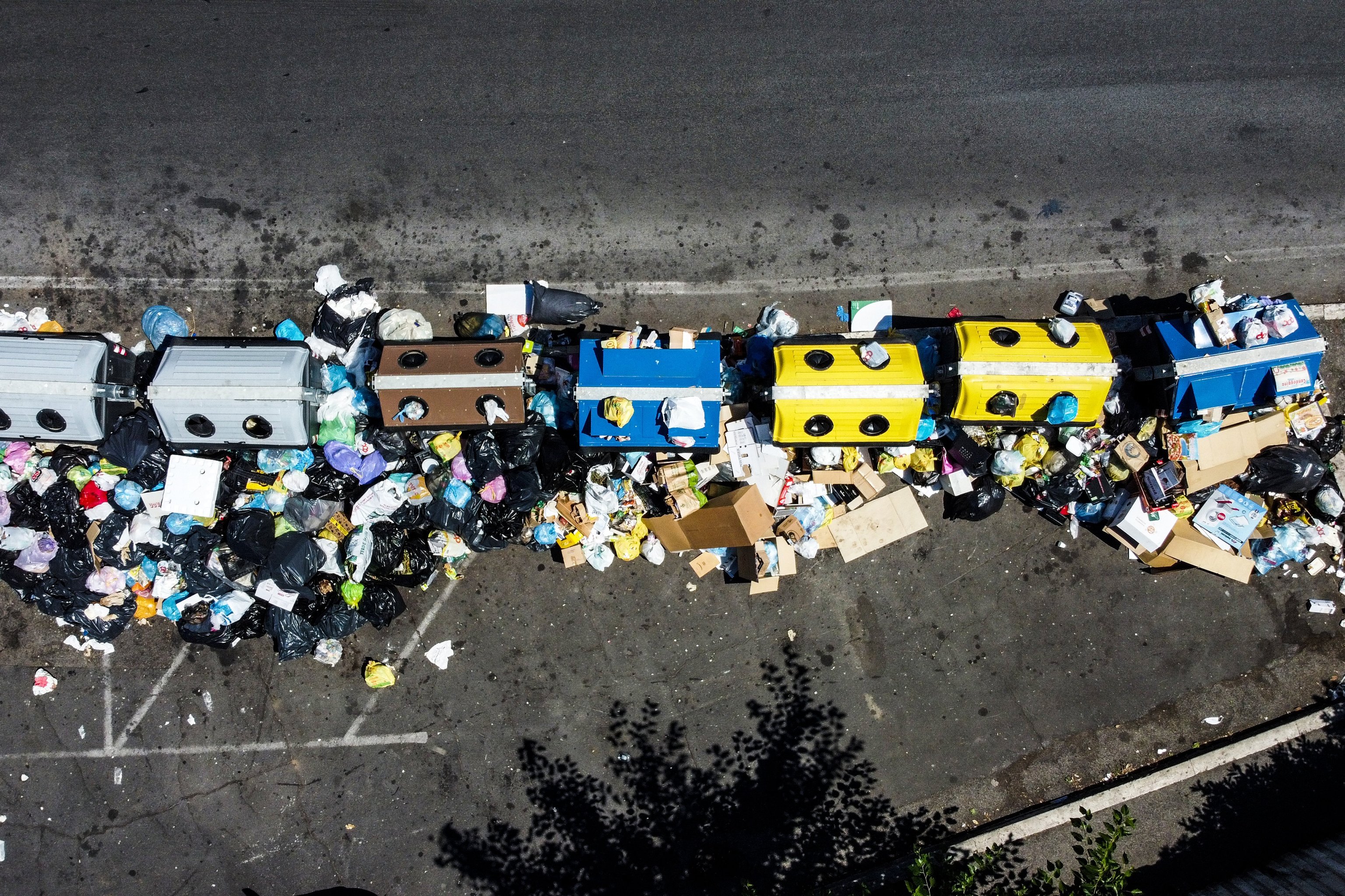 La crisis de la basura en Roma, dardo electoral: «Los alcaldes cambian pero la suciedad permanece»