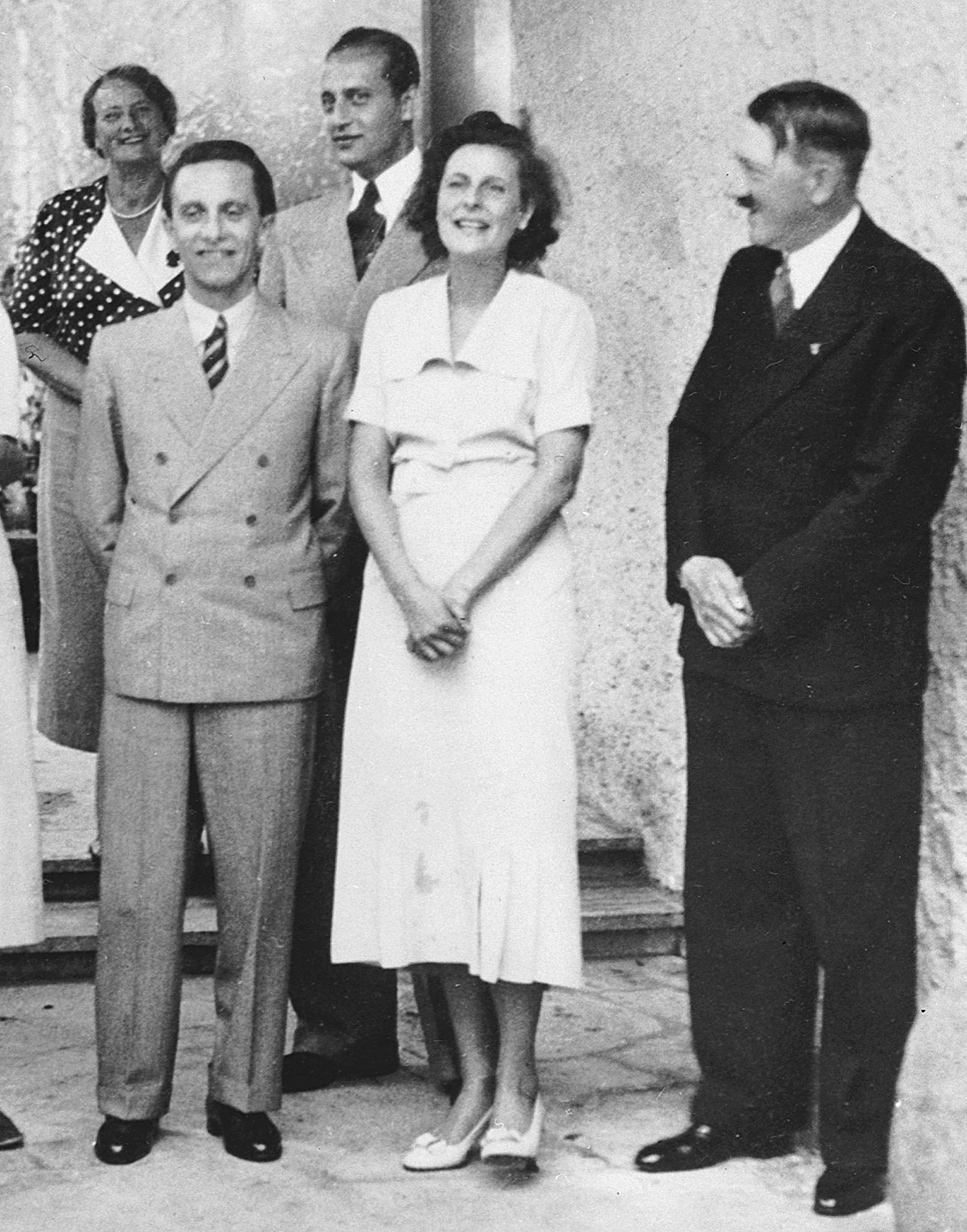 Leni Riefsentahl junto a Adolf Hitler y   Joseph Goebbels en una imagen de 1938. Detrs, los padres de la cineasta.