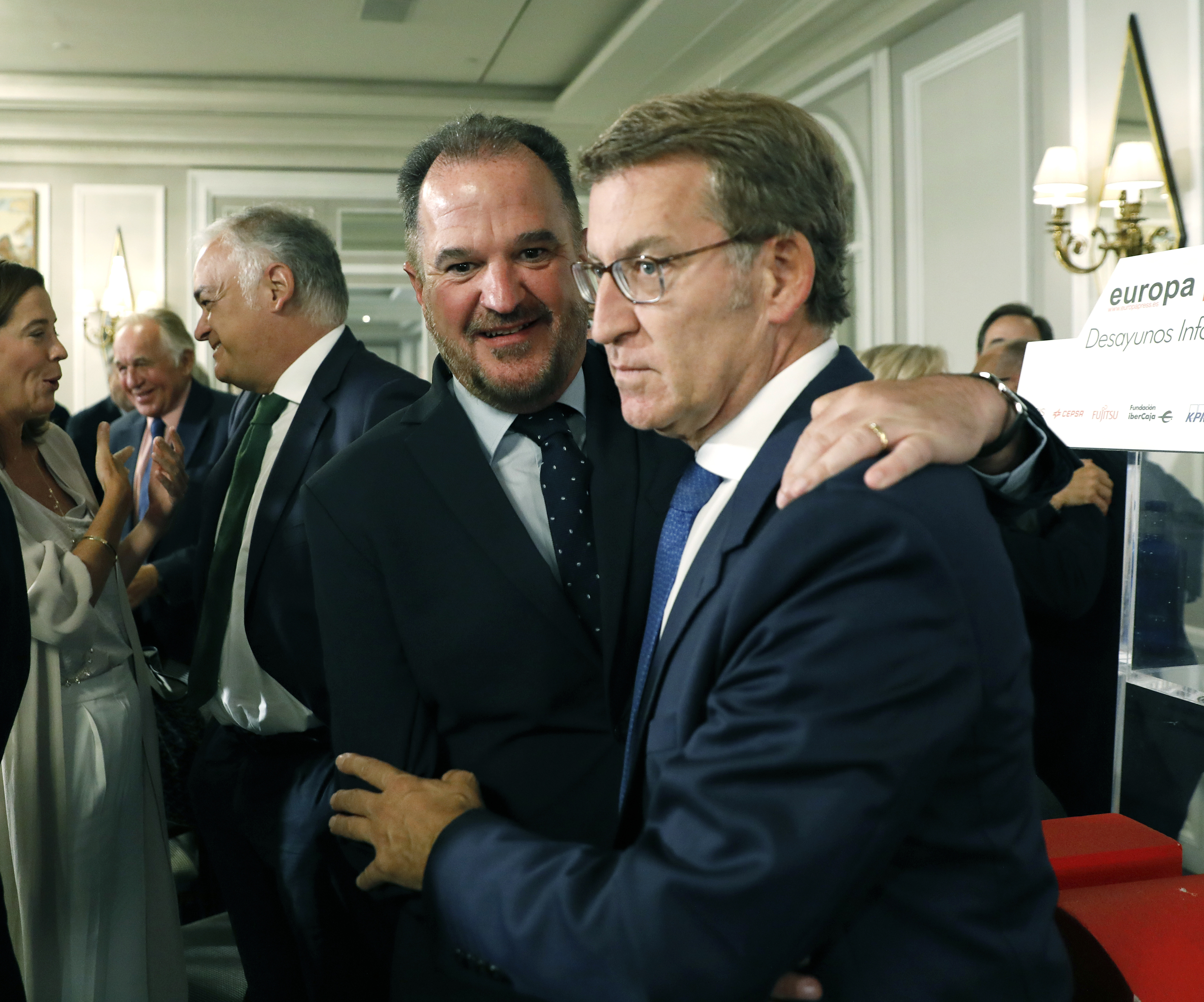Carlos Iturgaiz abraza a Nez Feijo tras la intervencin del presidente del PP en un desayuno de trabajo en Madrid.