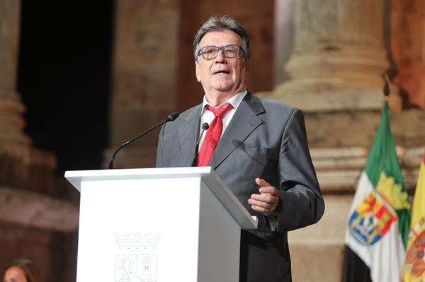 Luis Landero, durante el discurso pronunciado en el Da de Extremadura en el Teatro Romano de Mrida.