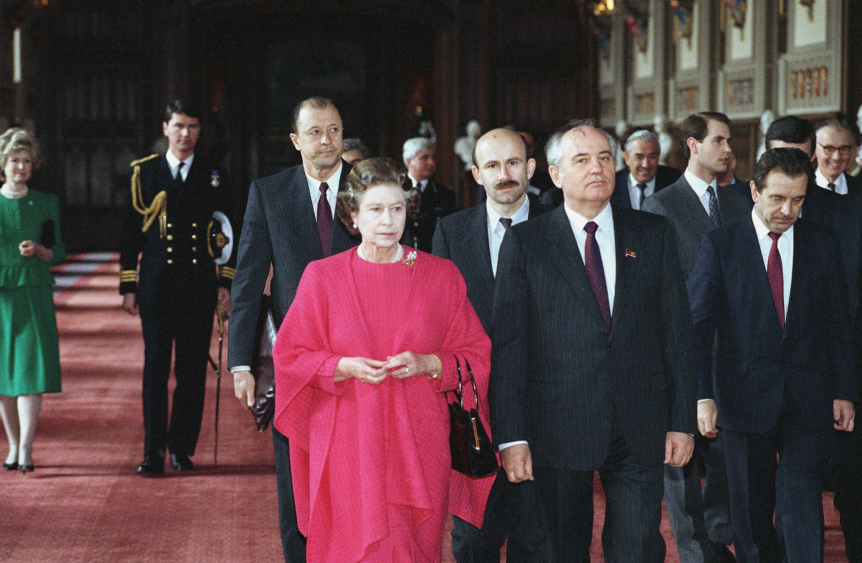 Isabel II y Mijal Gorbachov, en 1989.