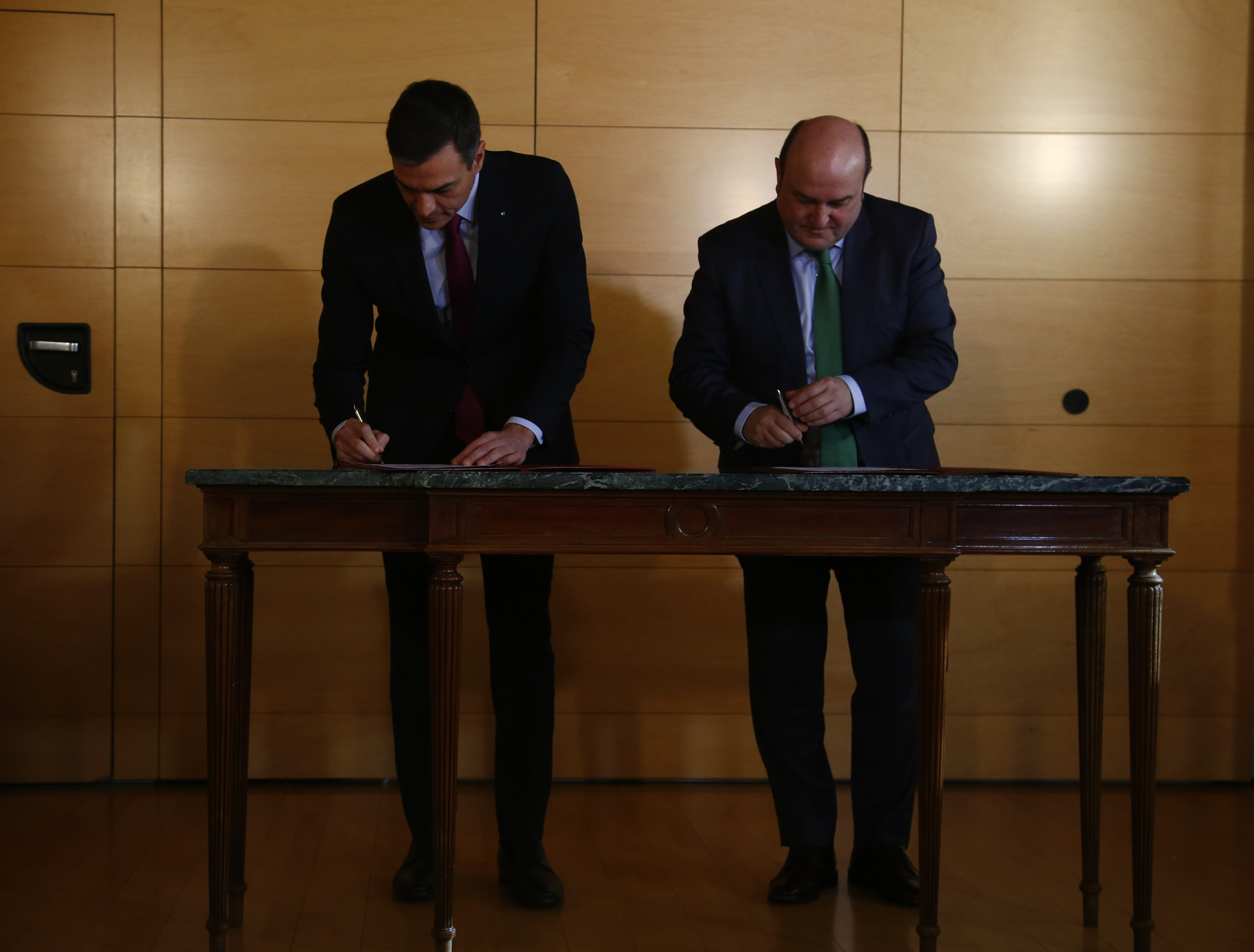 Pedro Snchez y Andoni Ortuzar, en la firma del acuerdo para la investidura del lder socialista, en diciembre de 2019.