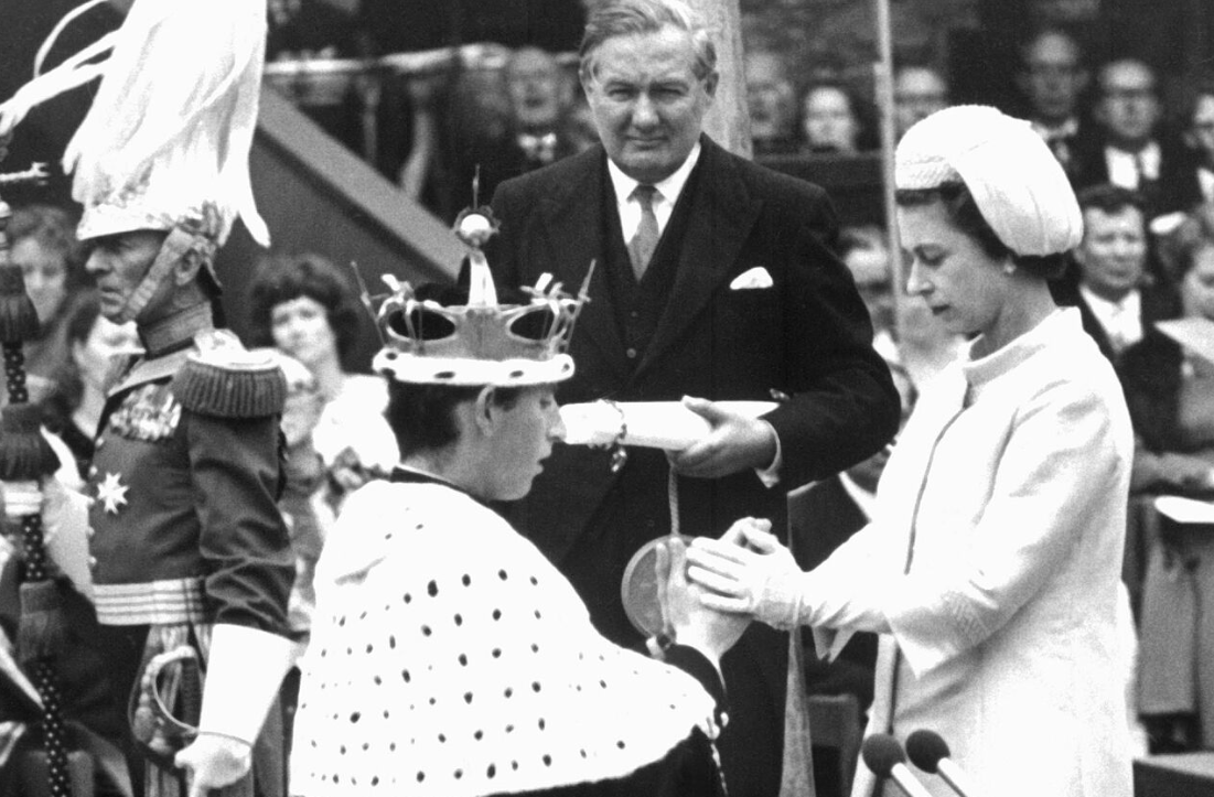 Isabel II, en la investidura de Carlos como príncipe de Gales