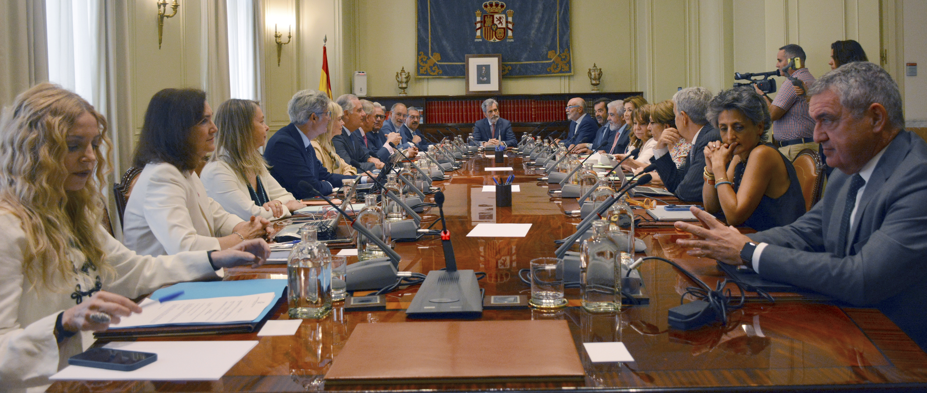 Todos los miembros del Consejo General del Poder Judicial, con el presidente, Carlos Lesmes, al fondo, durante el Pleno celebrado ayer en Madrid.