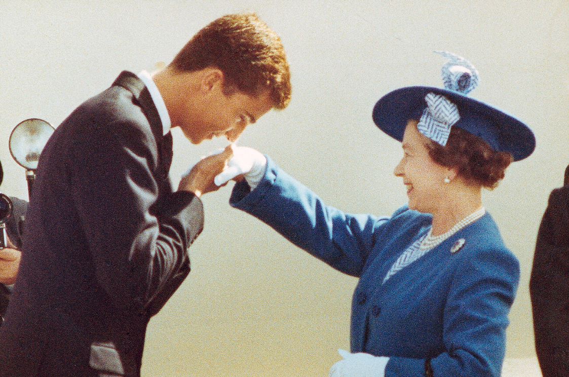 El rey Felipe VI, cuando an era prncipe, besa la mano a Isabel II.