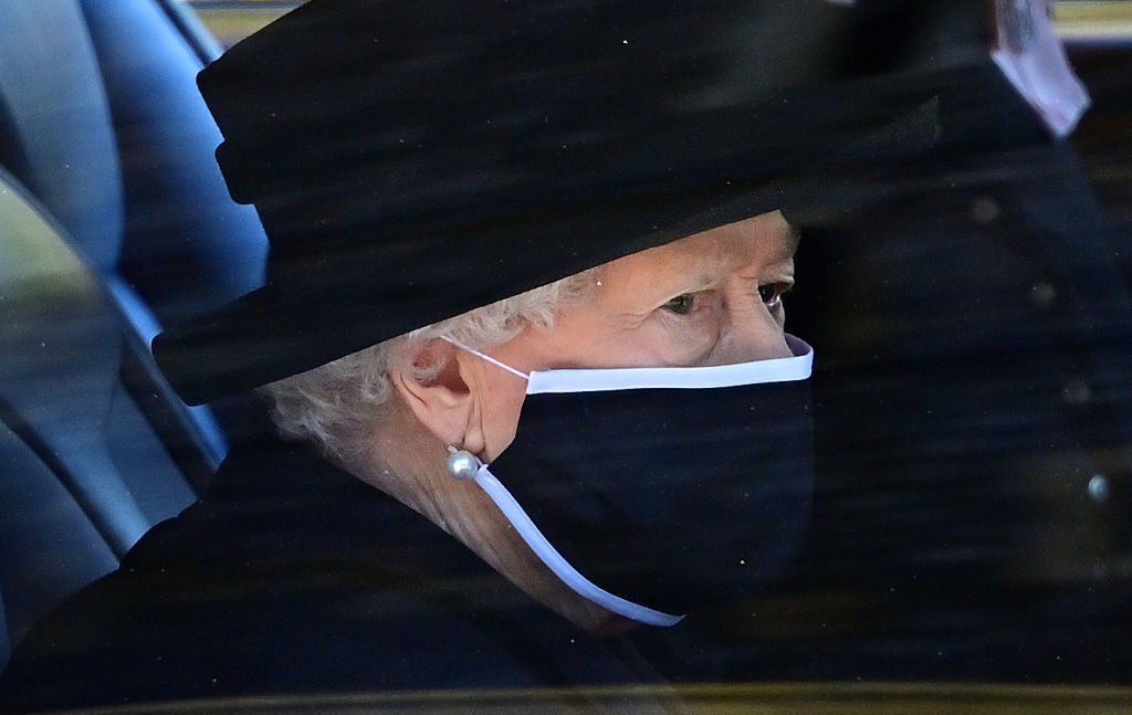 La reina Isabel II de camino al funeral de su esposo, Felipe de Edimburgo, el ao pasado.