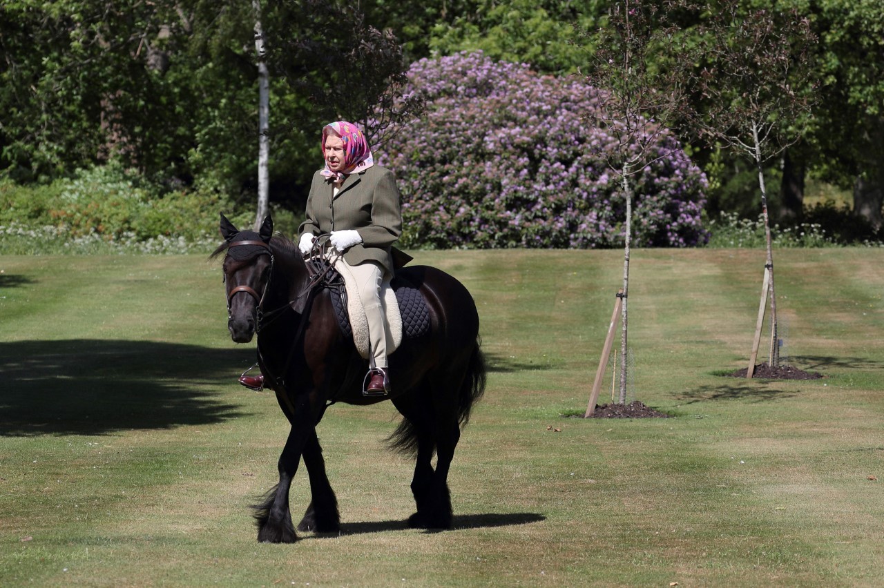 La Reina de Inglaterra, montando a caballo en una imagen captada a finales de mayo de 2020.