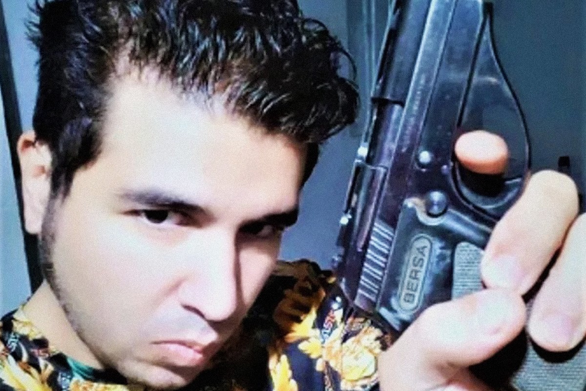 Fernando Sabag Montiel, posa con la pistola del intento de asesinato