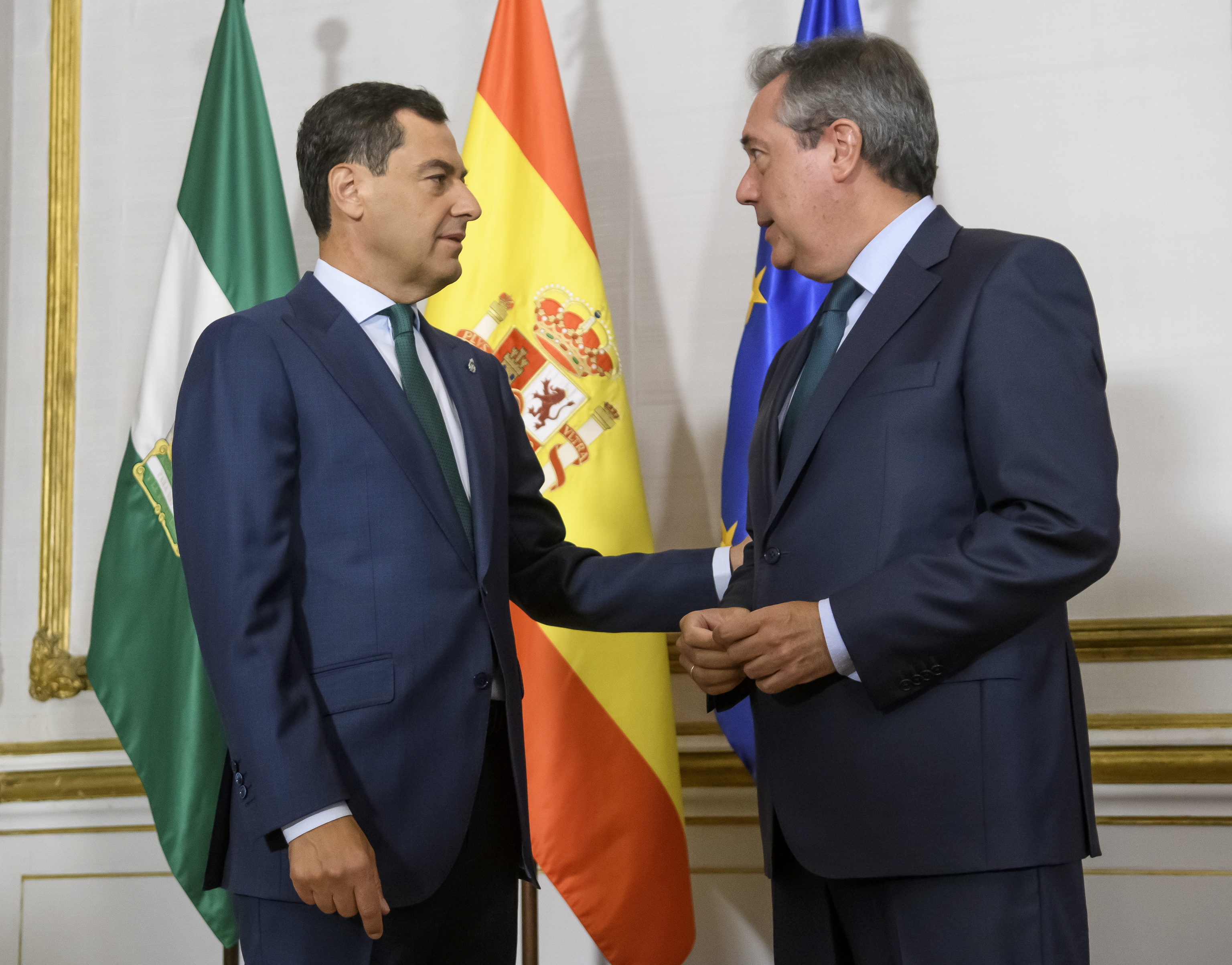 El presidente de la Junta, Juanma Moreno, y el secretario general del PSOE-A, Juan Espadas, esta semana en el Palacio de San Telmo.
