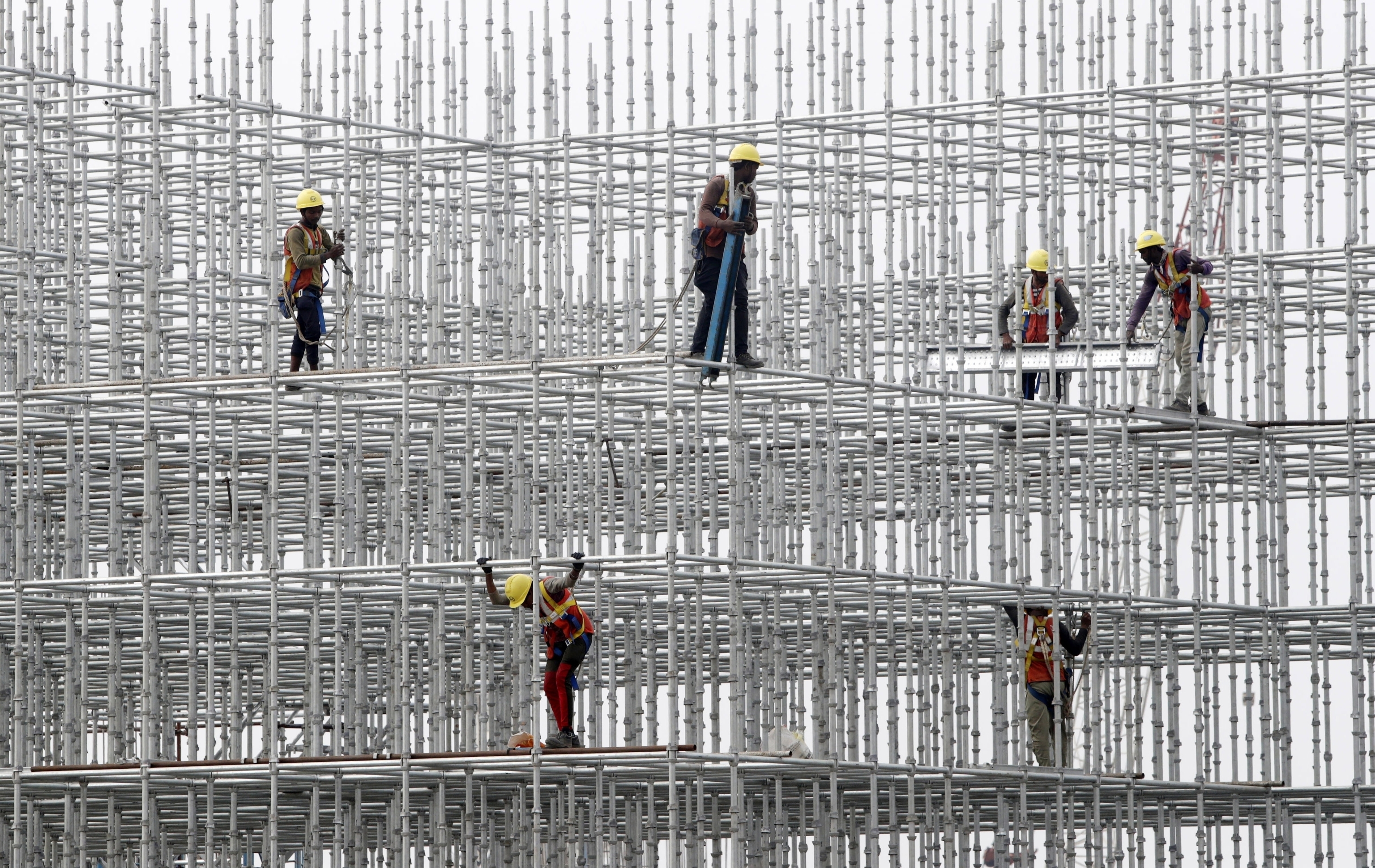 Trabajadores construyen un edificio en Hajji Ali in Mumbai