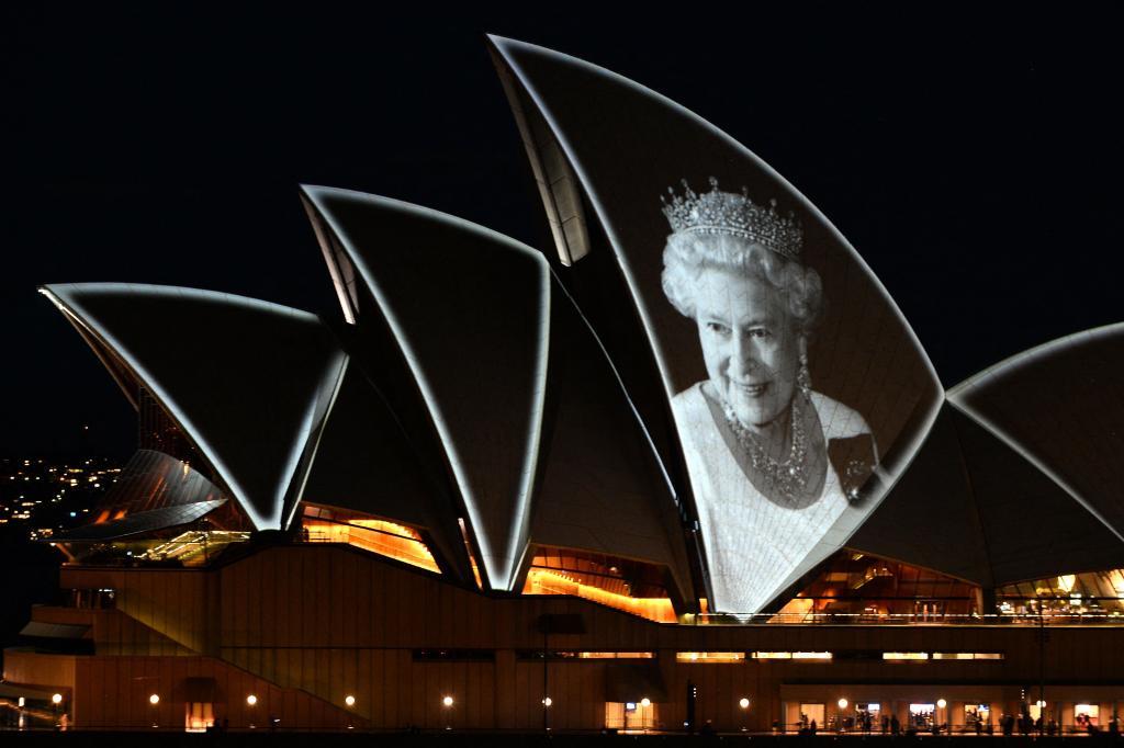 La cara de Isabel II, en la ópera de Sydney.