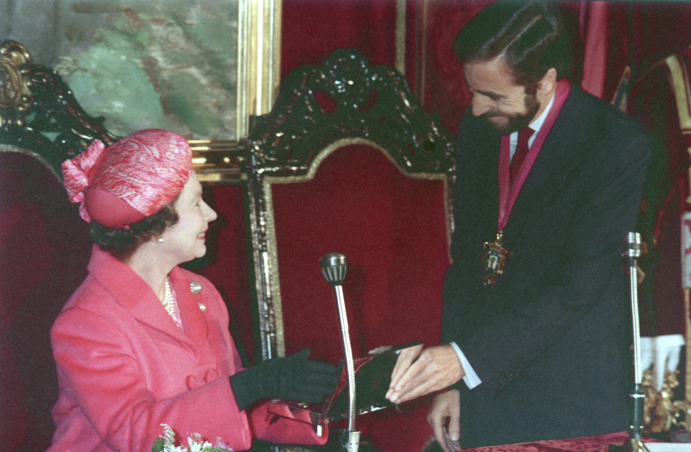Juan Barranco entrega la llave de la ciudad a la Reina.