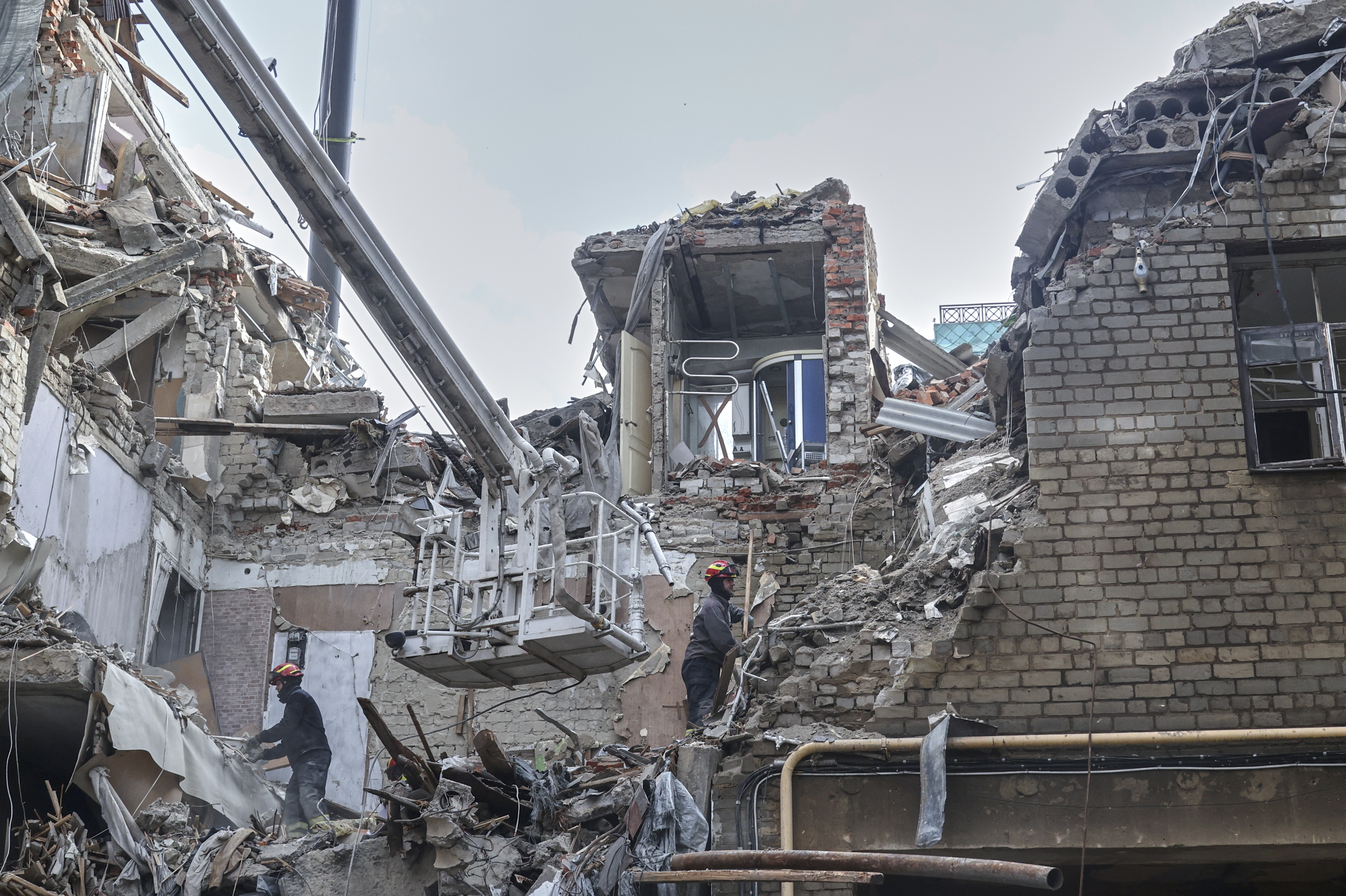 Rescatistas ucranianos limpian los escombros tras el impacto de un cohete