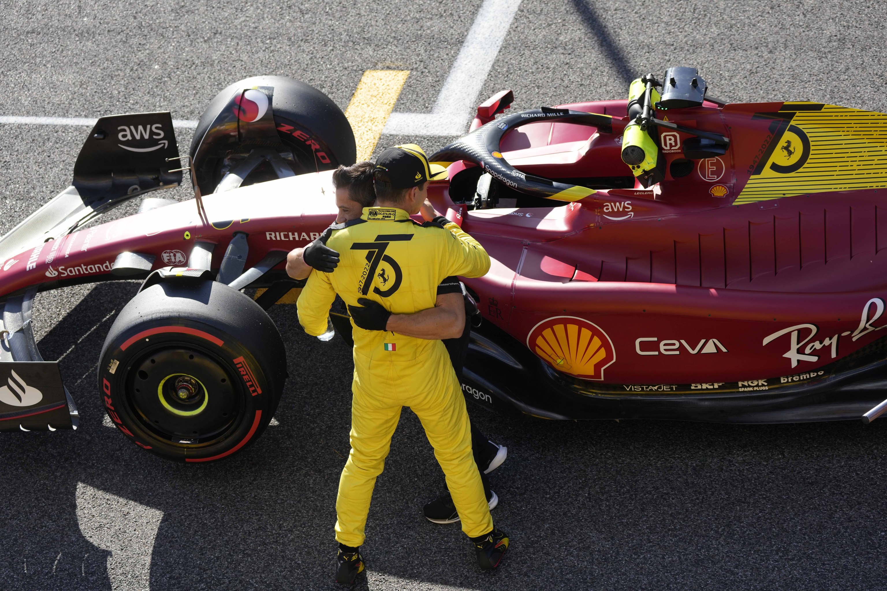 Leclerc, festeja su 'pole' en Monza con un mecnico de Ferrari.