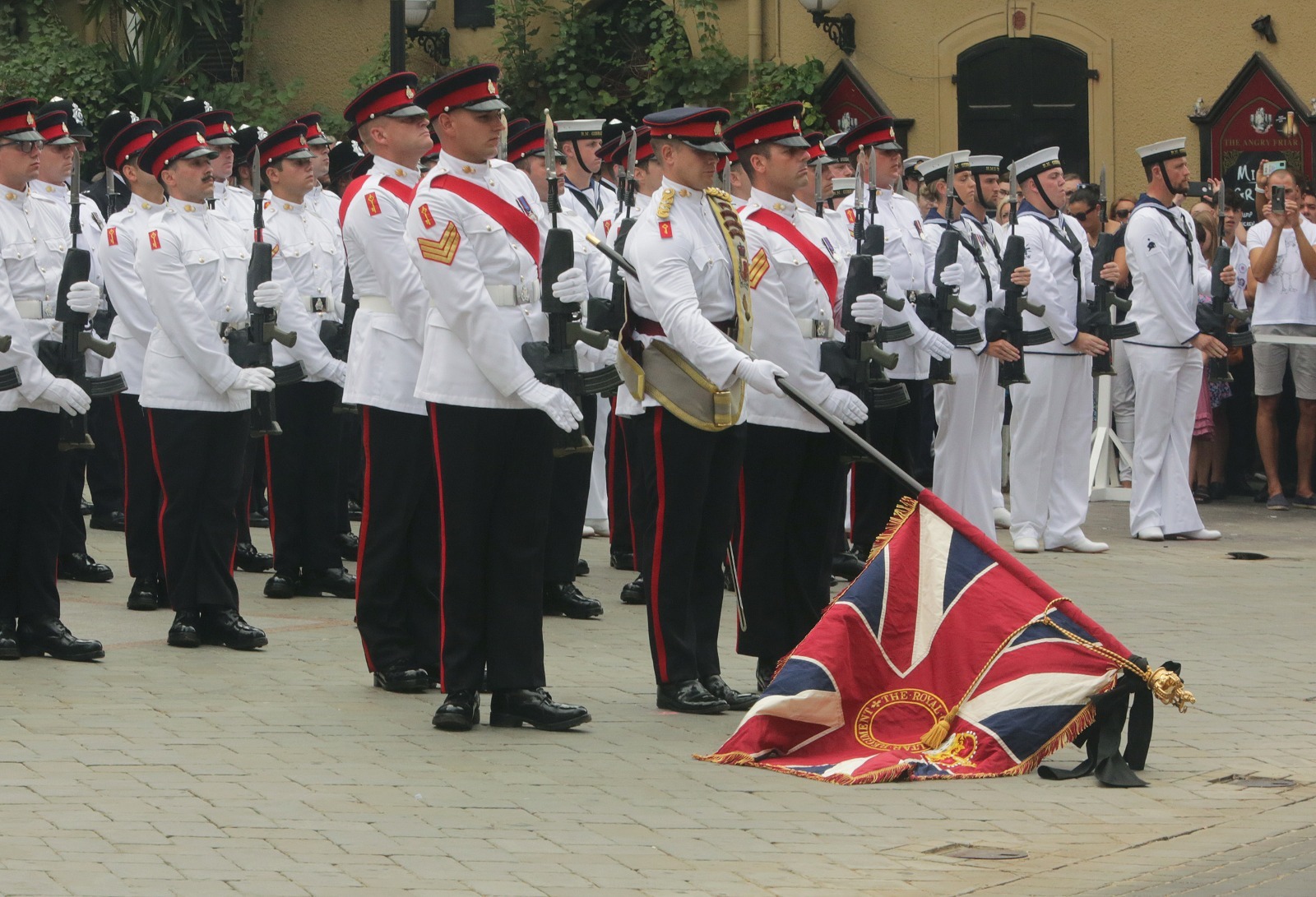 Desfile militar en Gibraltar por la proclamacin de Carlos III.