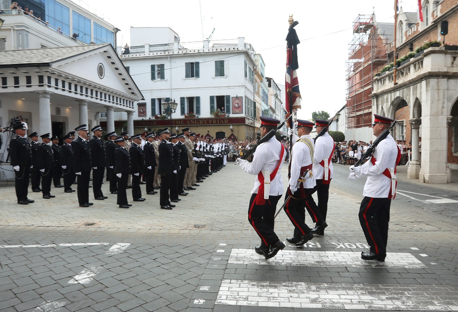 Otro momento del desfile en Gibraltar.