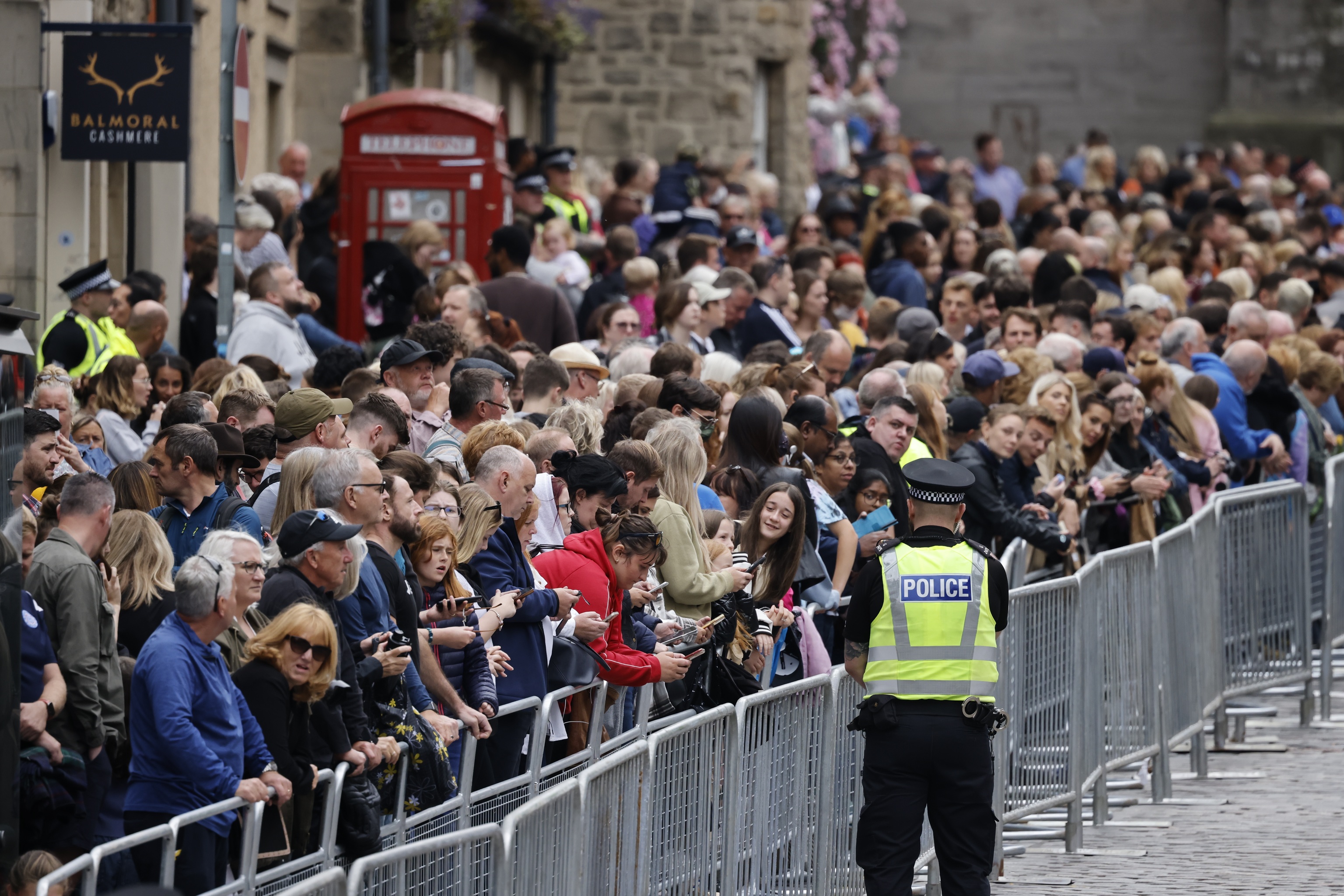 Ciudadanos esperan en Edimburgo la llegada del cortejo fnebre.
