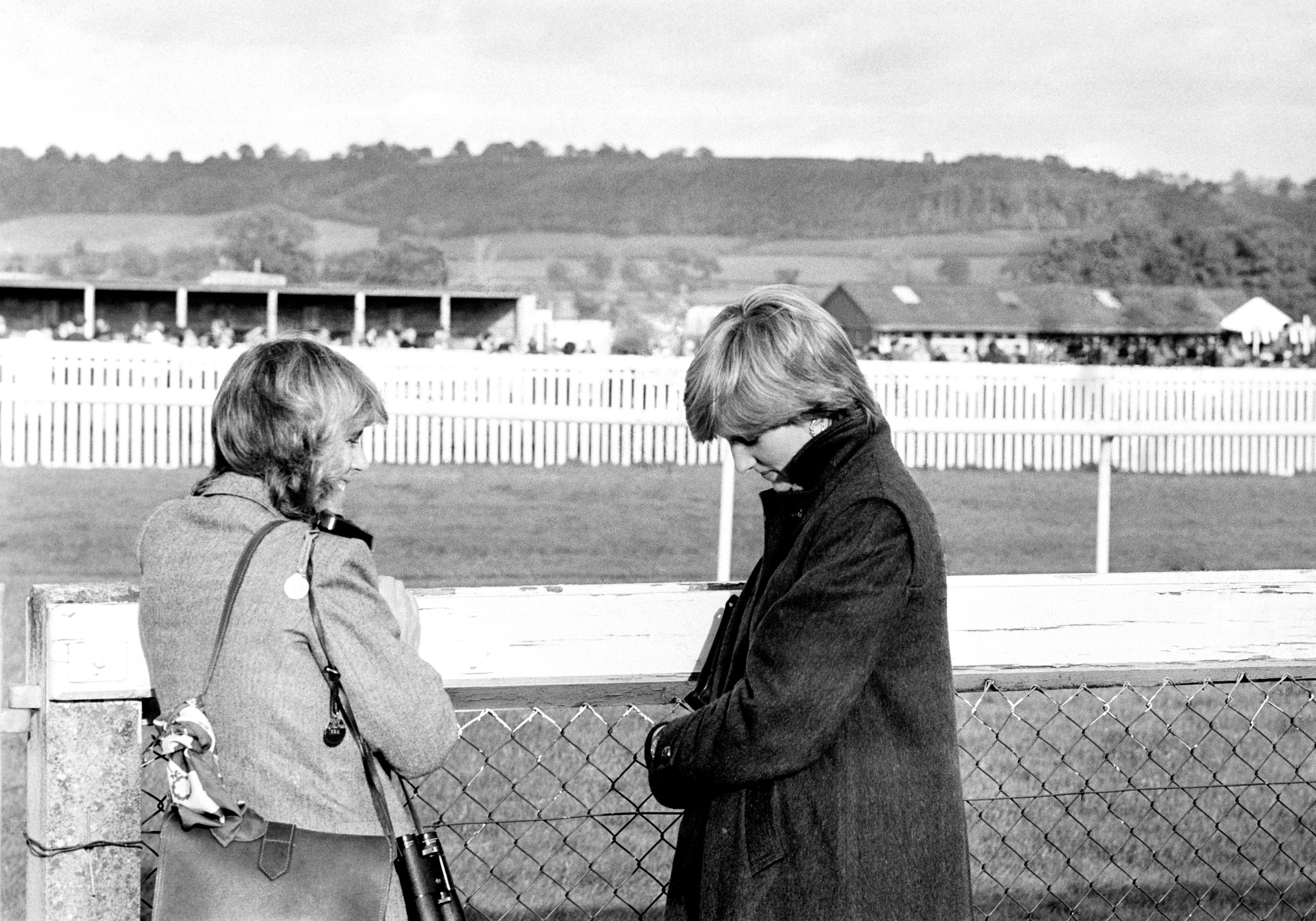 Camilla y Diana en el hipdromo de Ludlow en 1980.