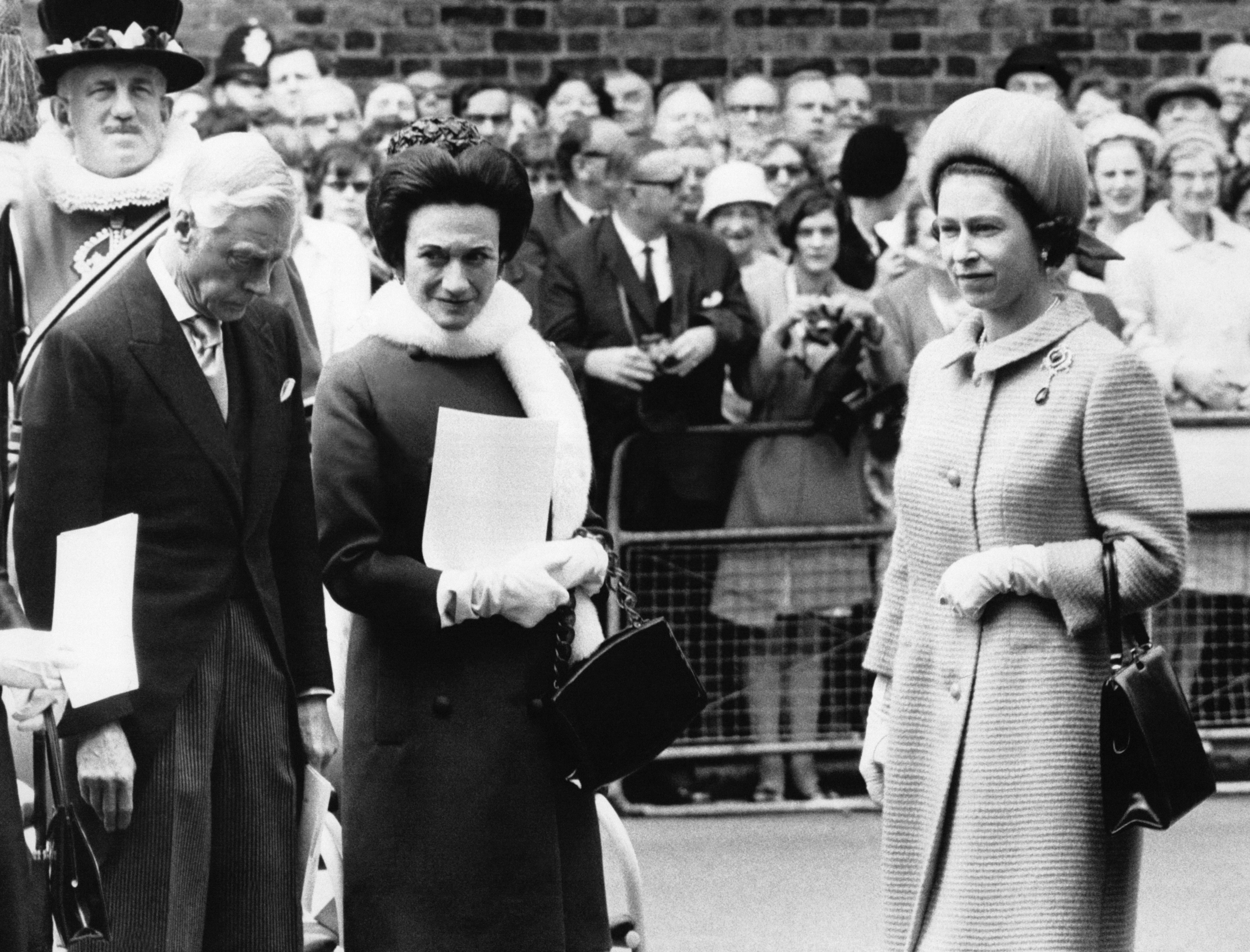 Los duques de Windsor (izquierda) en un acto con Isabel II en 1967.