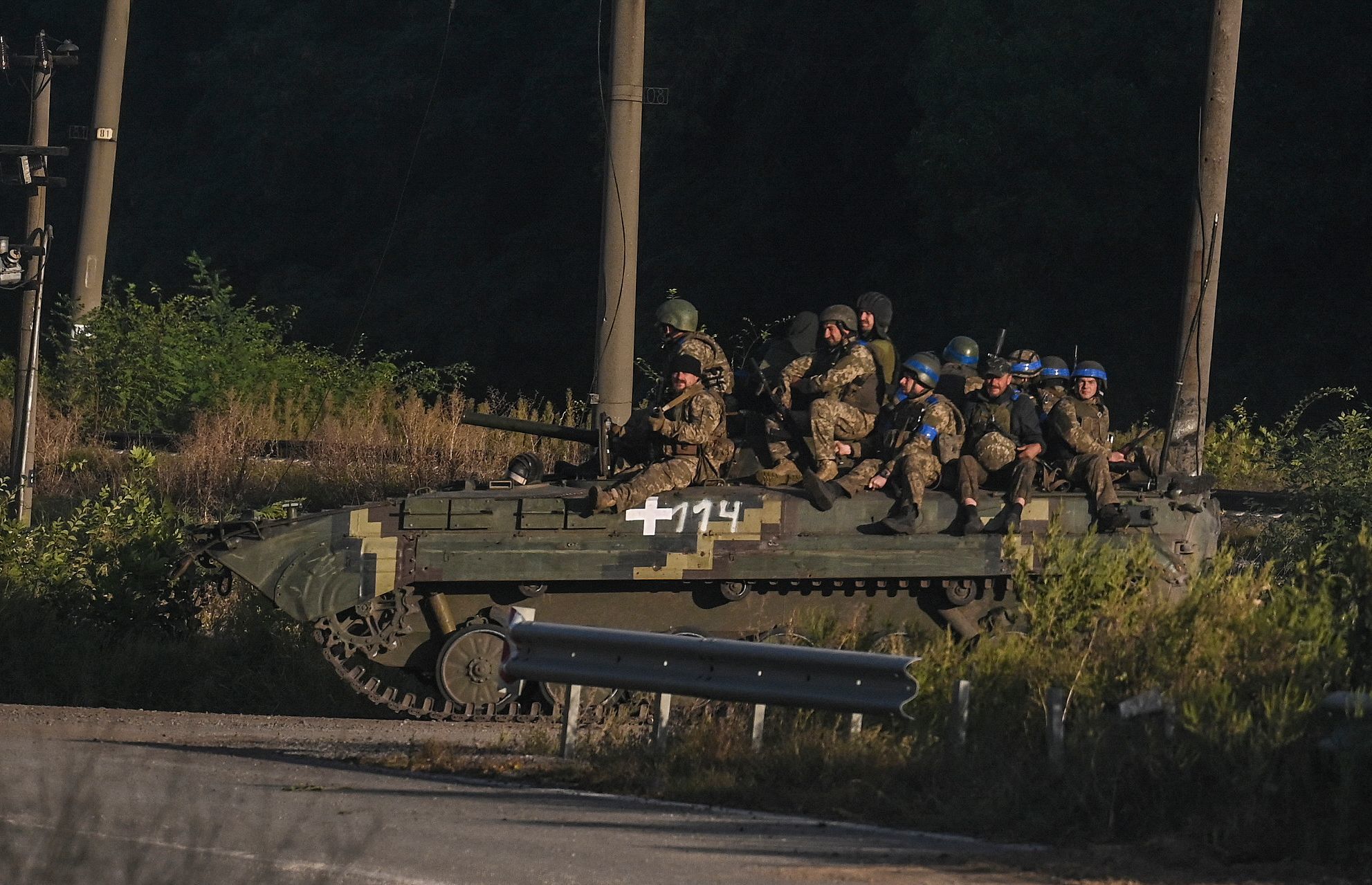 Combatientes del ejrcito ucraniano se sientan en la parte superior de un vehculo armado en Jarkov el 9 de septiembre.