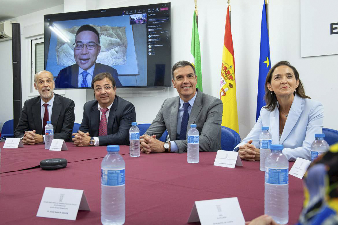 El presidente del Gobierno, Pedro Sánchez, y la ministra de Industria, Reyes Maroto