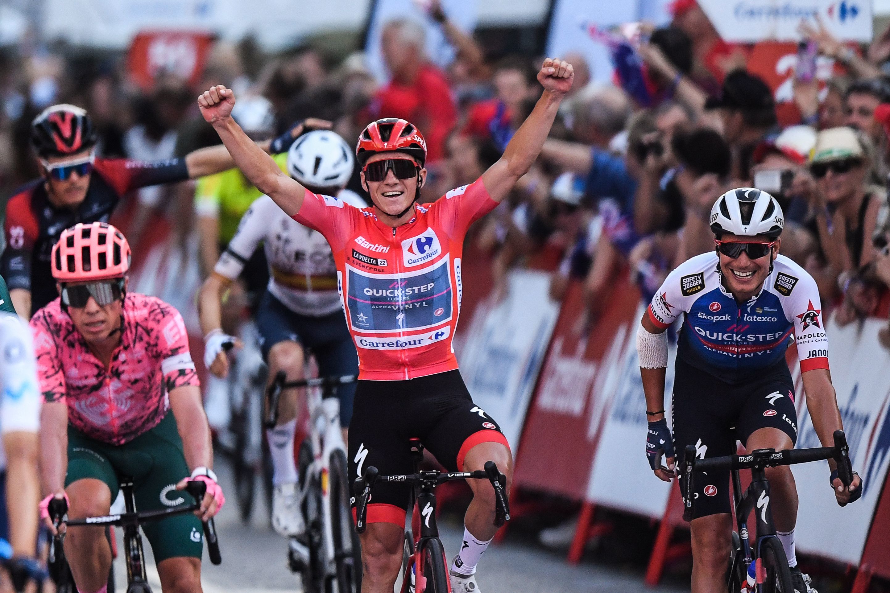 Remco Evenepoel celebra el triunfo en la Vuelta.