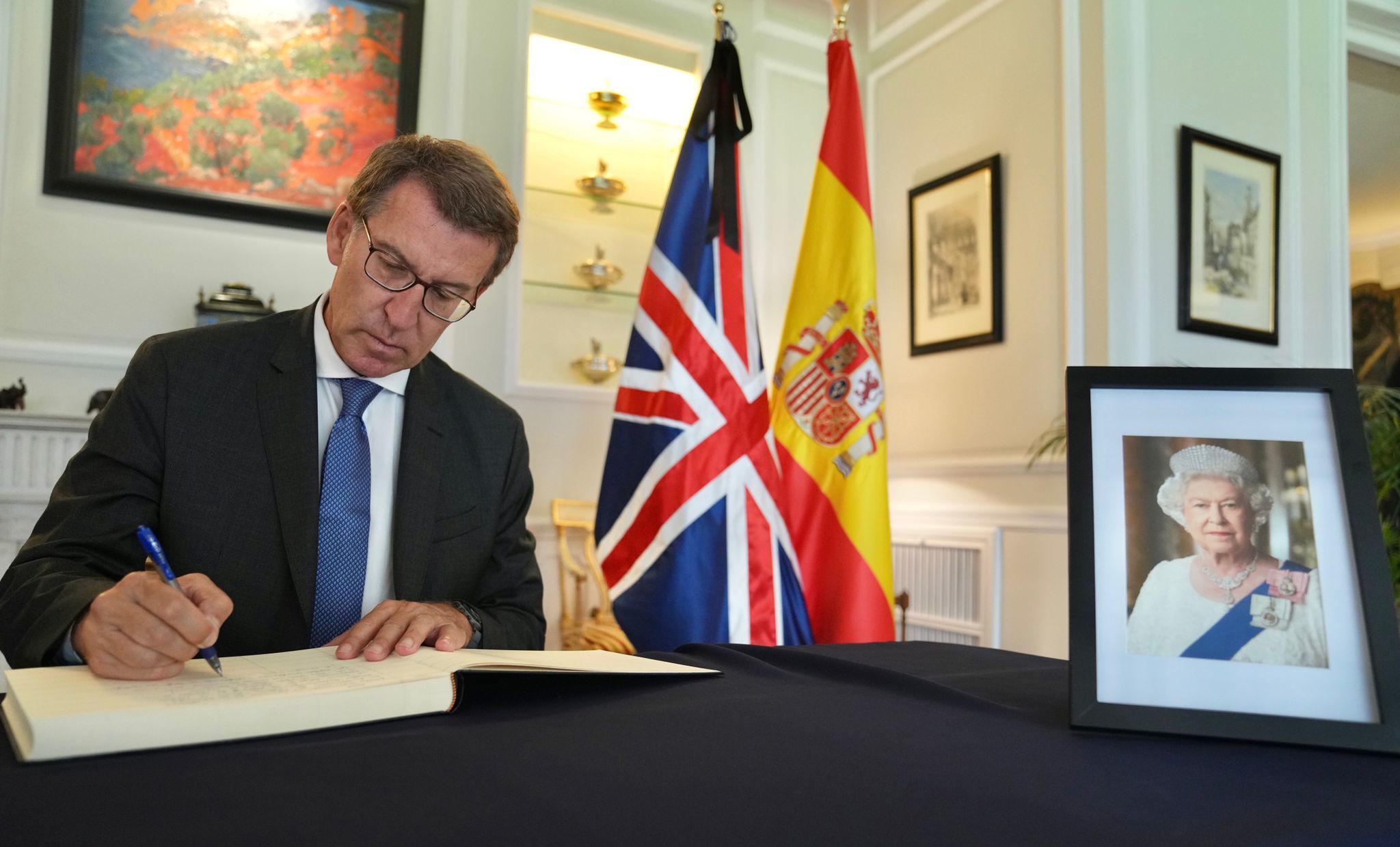 Alberto Nuñez Feijóo firma en el libro de condolencias de la embajada británica por la muerte de Isabel II.